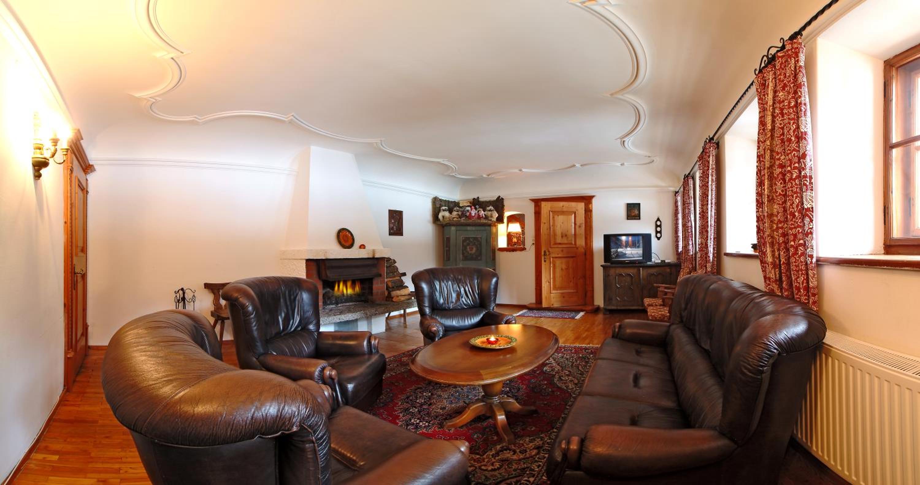 Six-Bedroom House photo 1