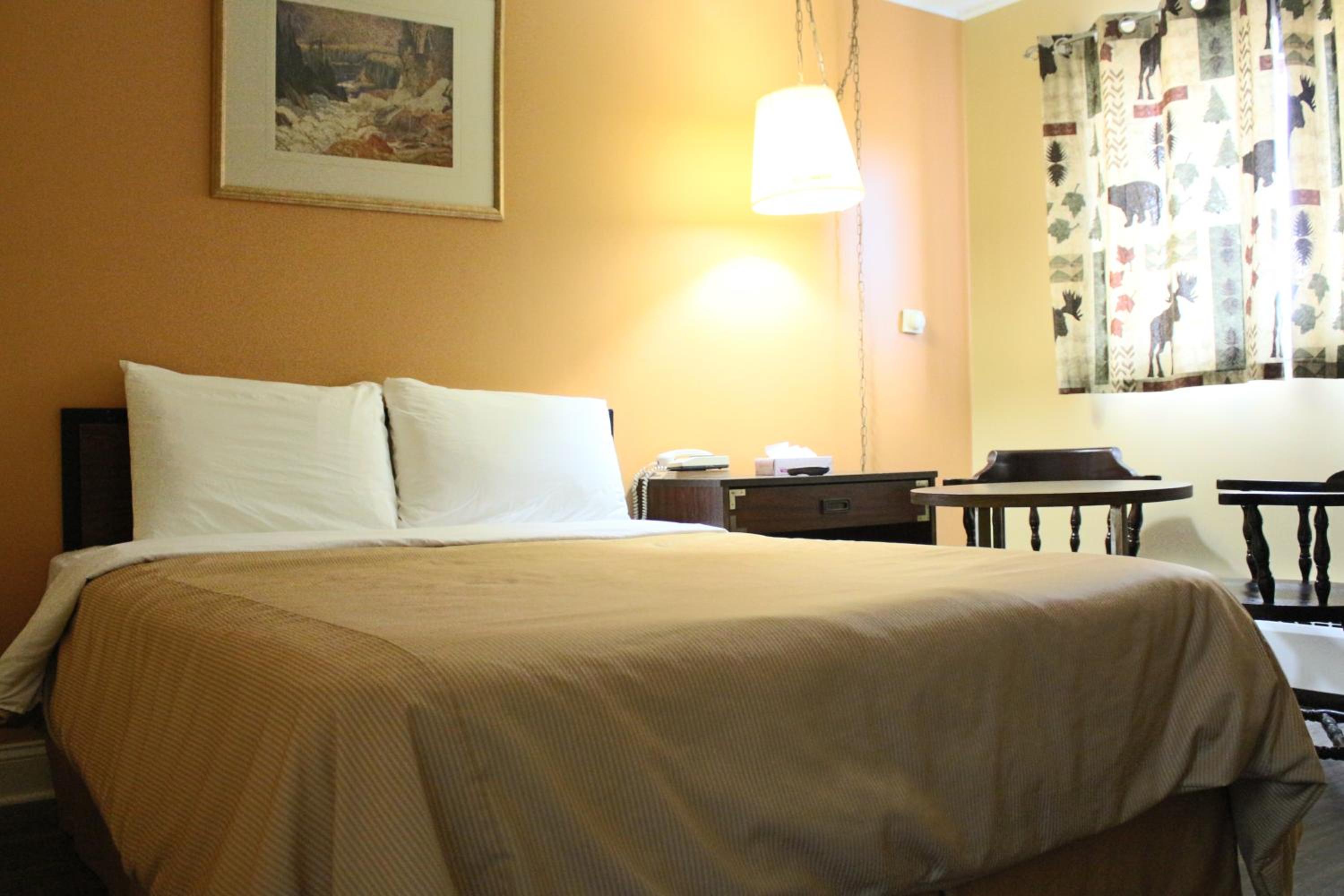 Queen Room photo 2