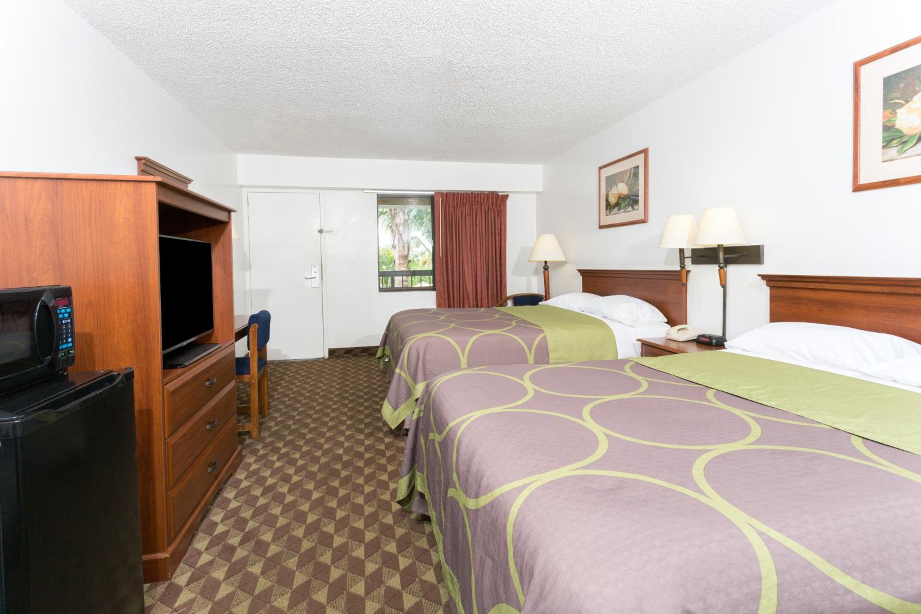Queen Room with Two Queen Beds - Non-Smoking - Photo 2