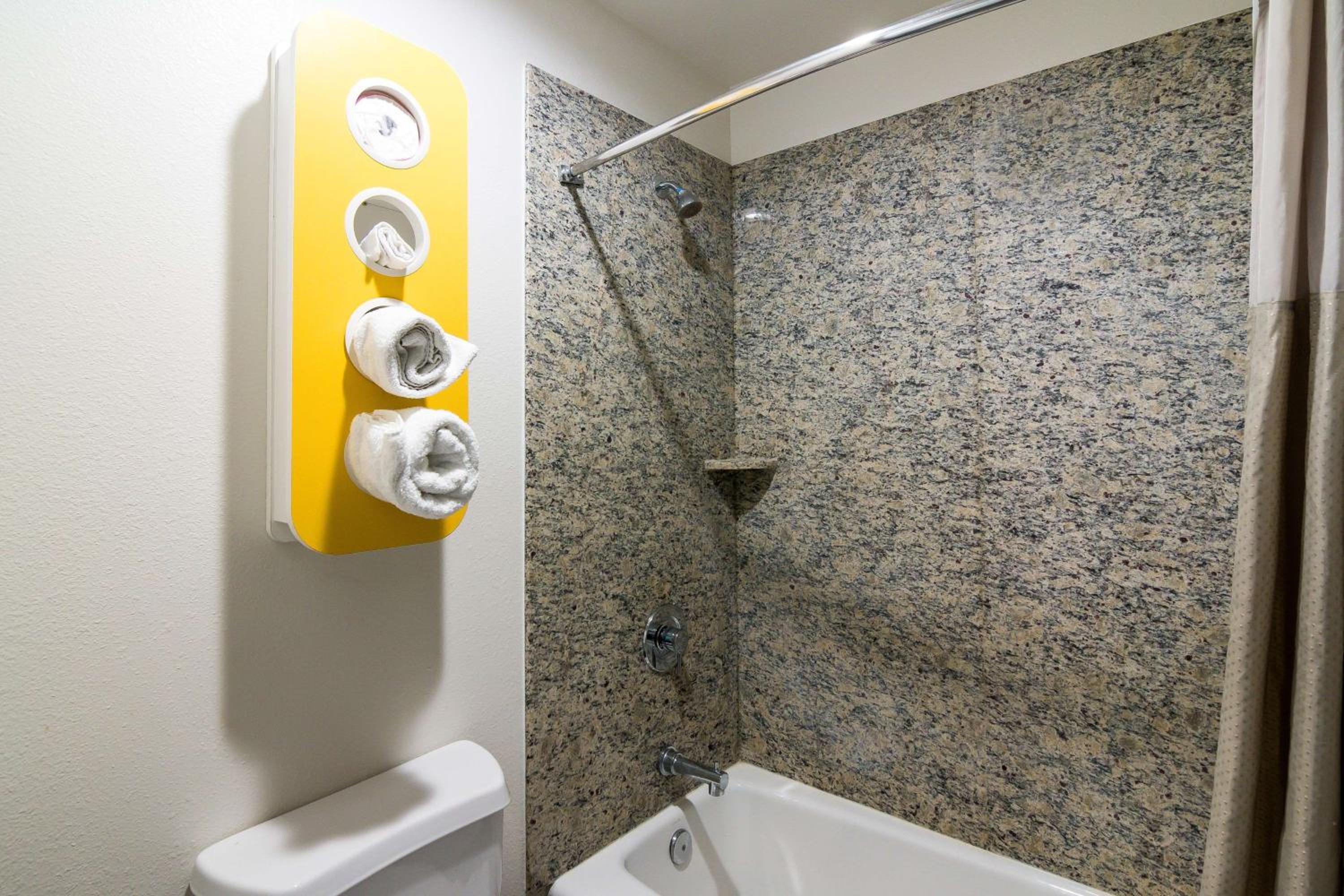 Deluxe Queen Room - Non-Smoking - Photo 5