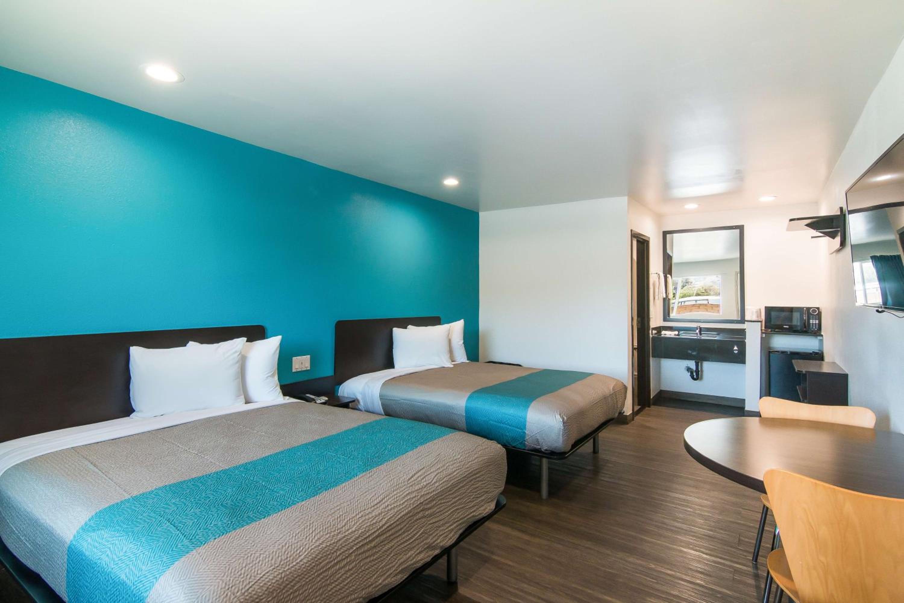 Deluxe Queen Room with Two Queen Beds - Non-Smoking - Photo 1