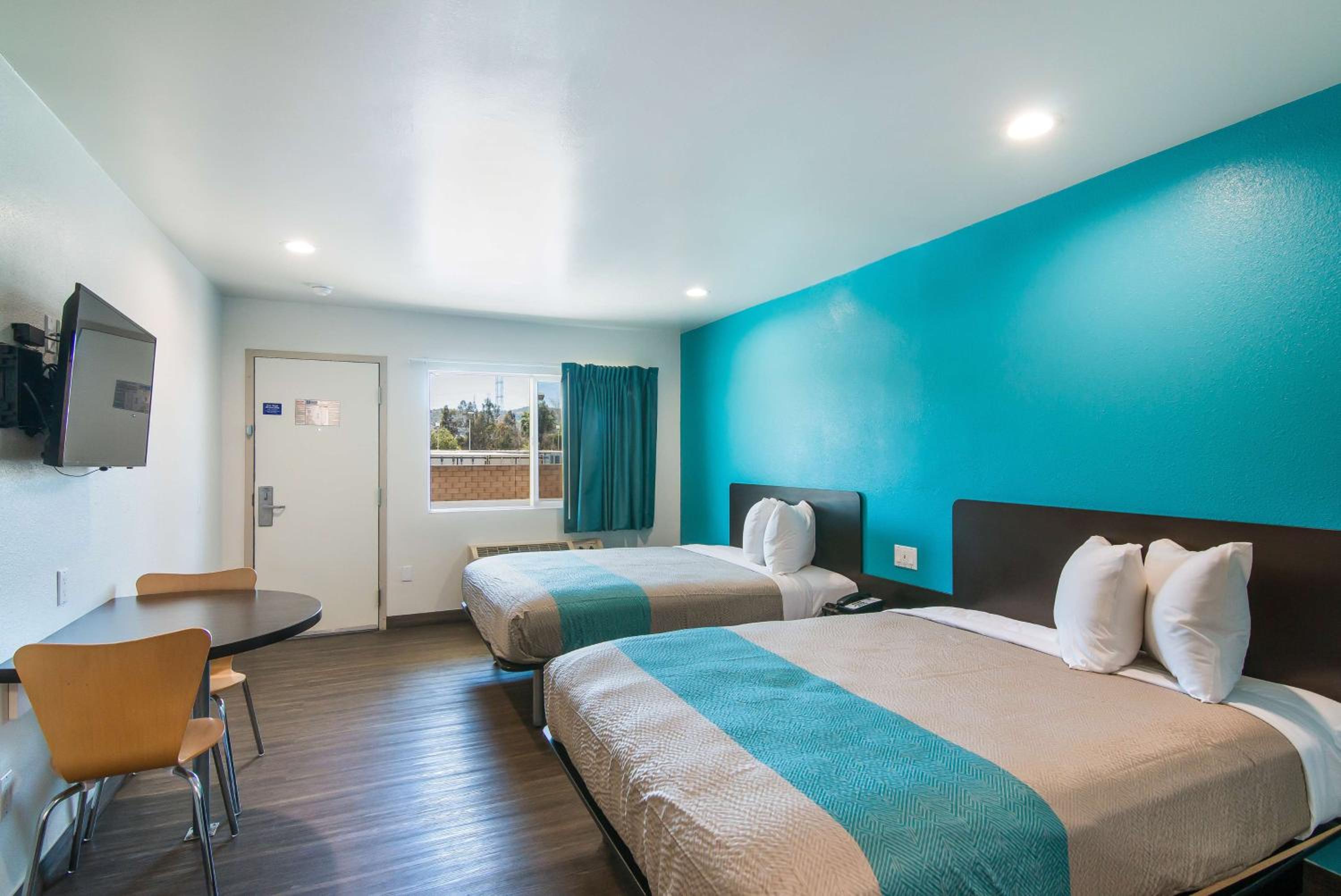 Deluxe Queen Room with Two Queen Beds - Non-Smoking - Photo 5