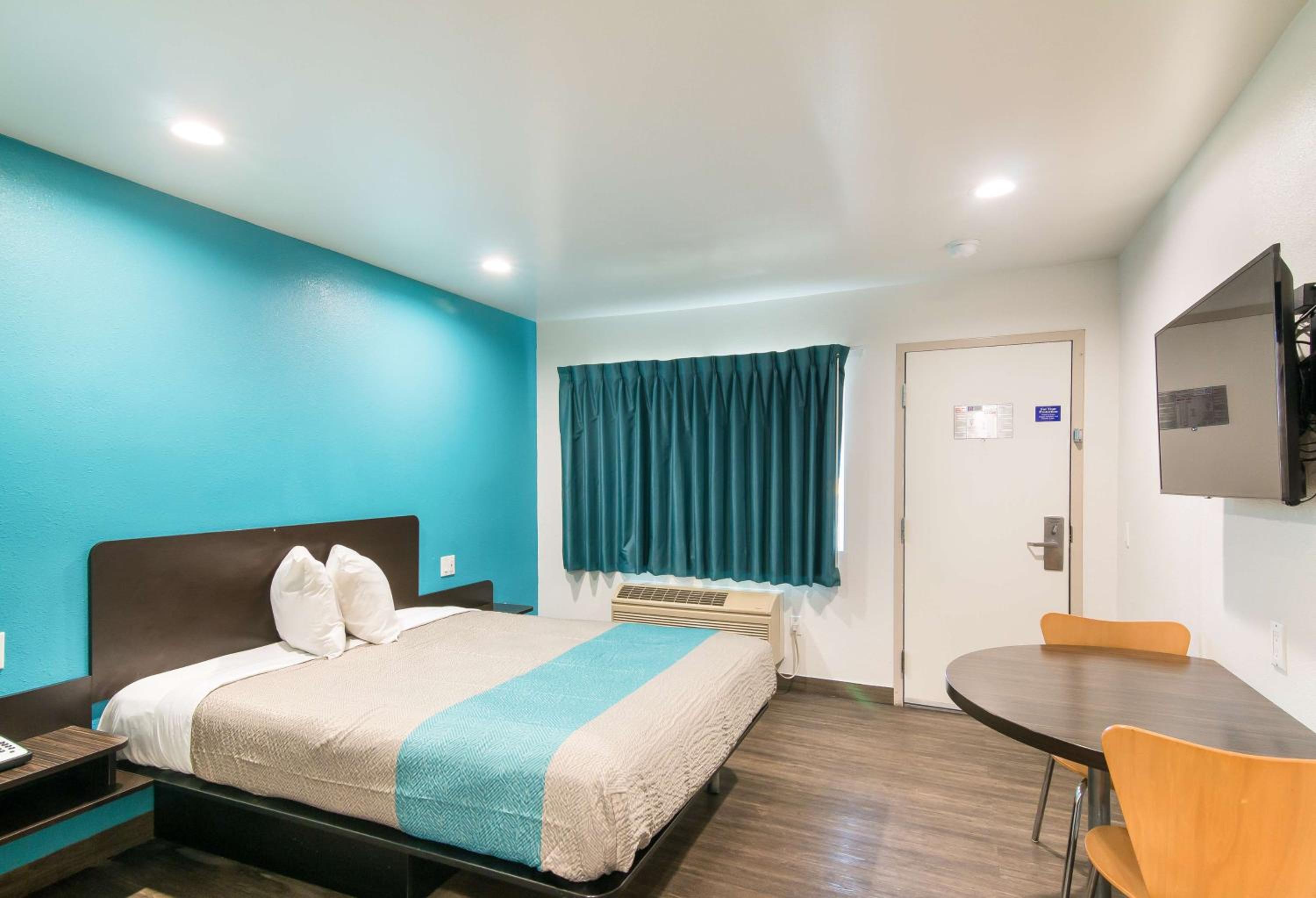Deluxe Queen Room - Non-Smoking - Photo 3
