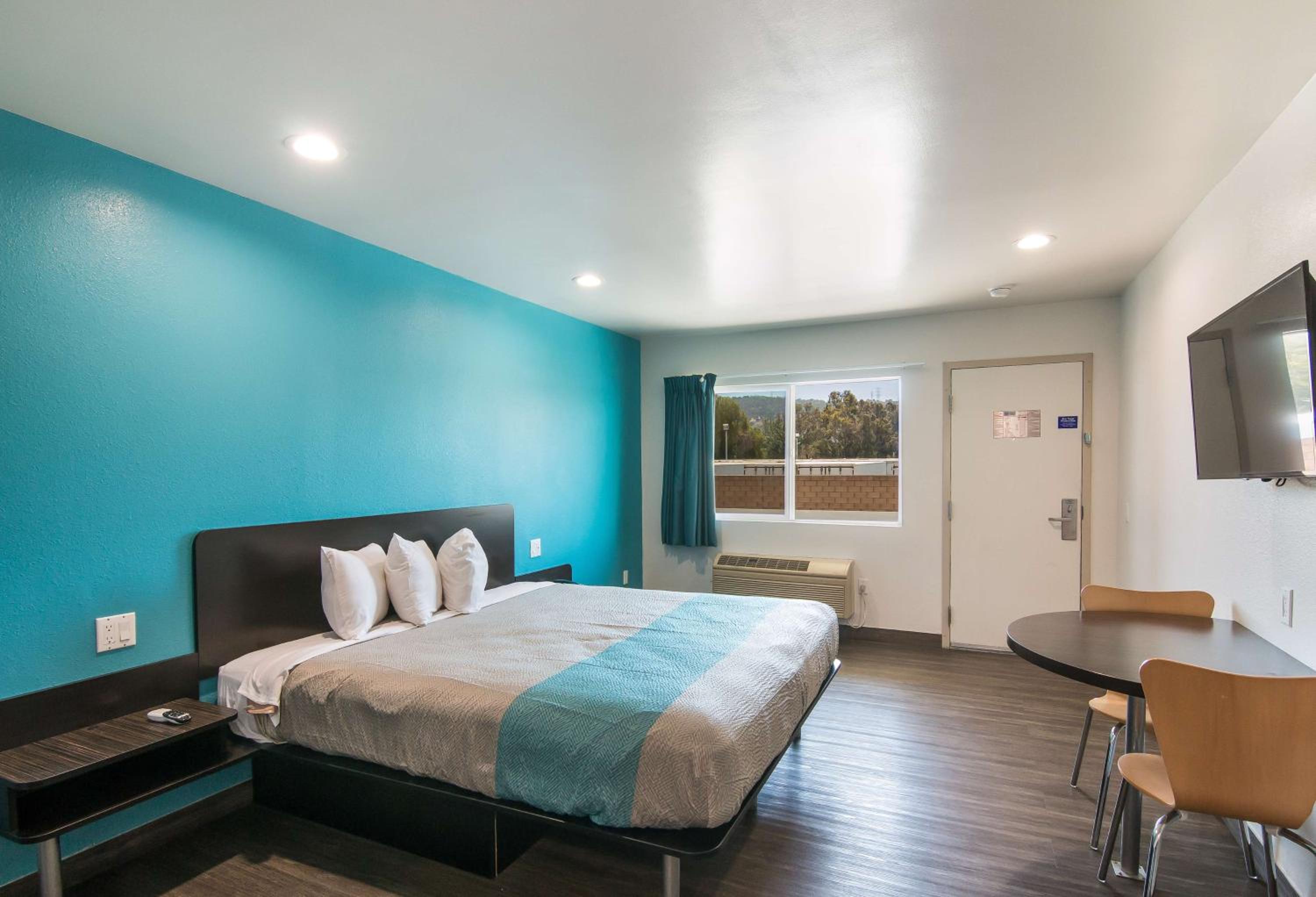 Deluxe King Room - Non-Smoking - Photo 5