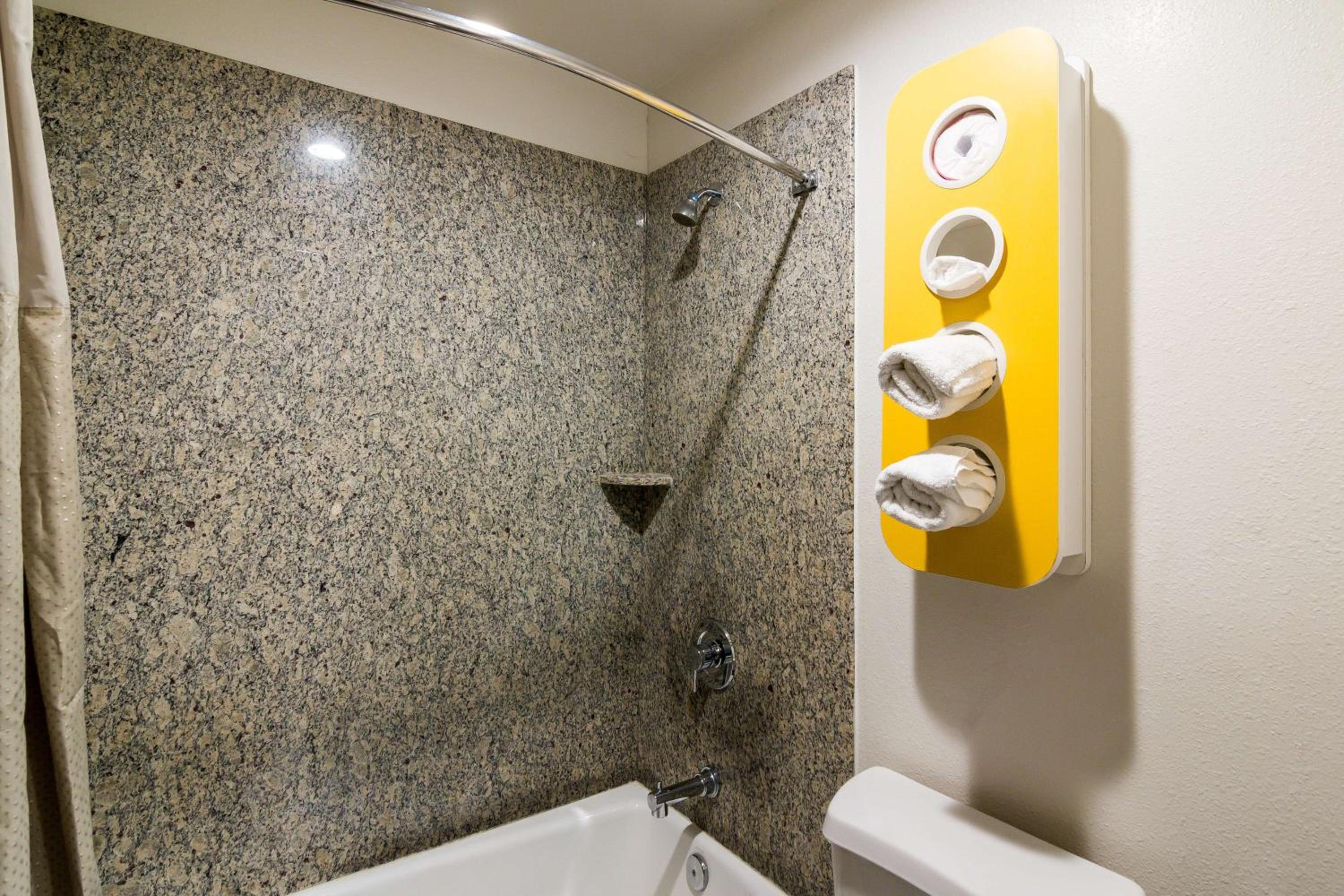 Deluxe King Room - Non-Smoking - Photo 6