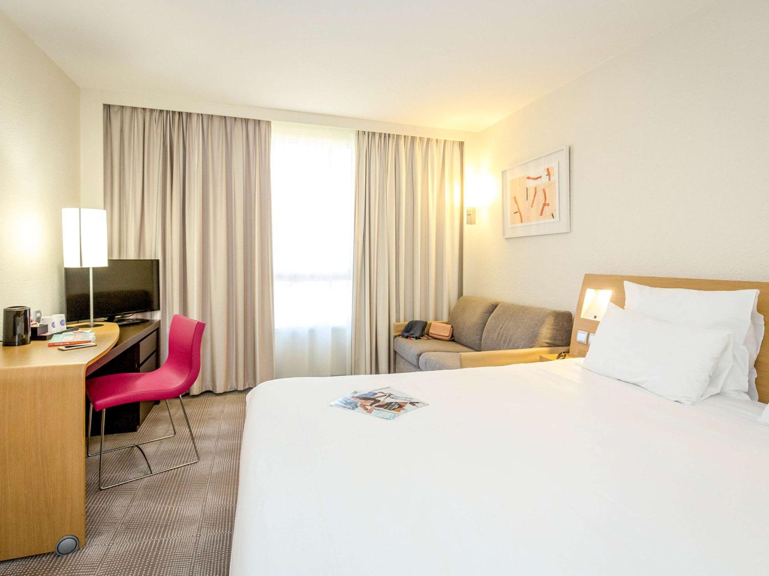 Executive Room with One Double Bed and One Sofa - Photo 16