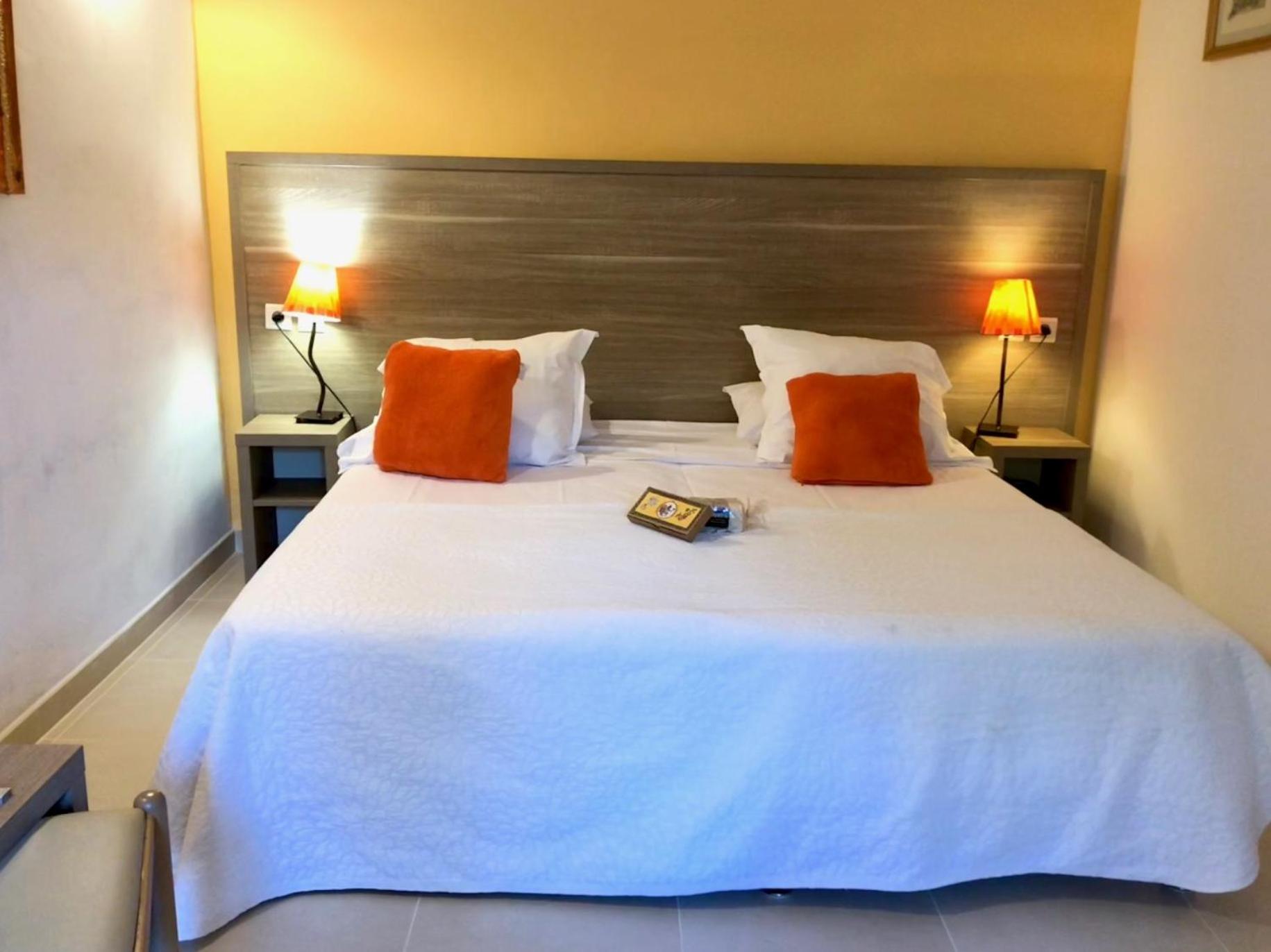Superior Triple Room with Pool View - Photo 8