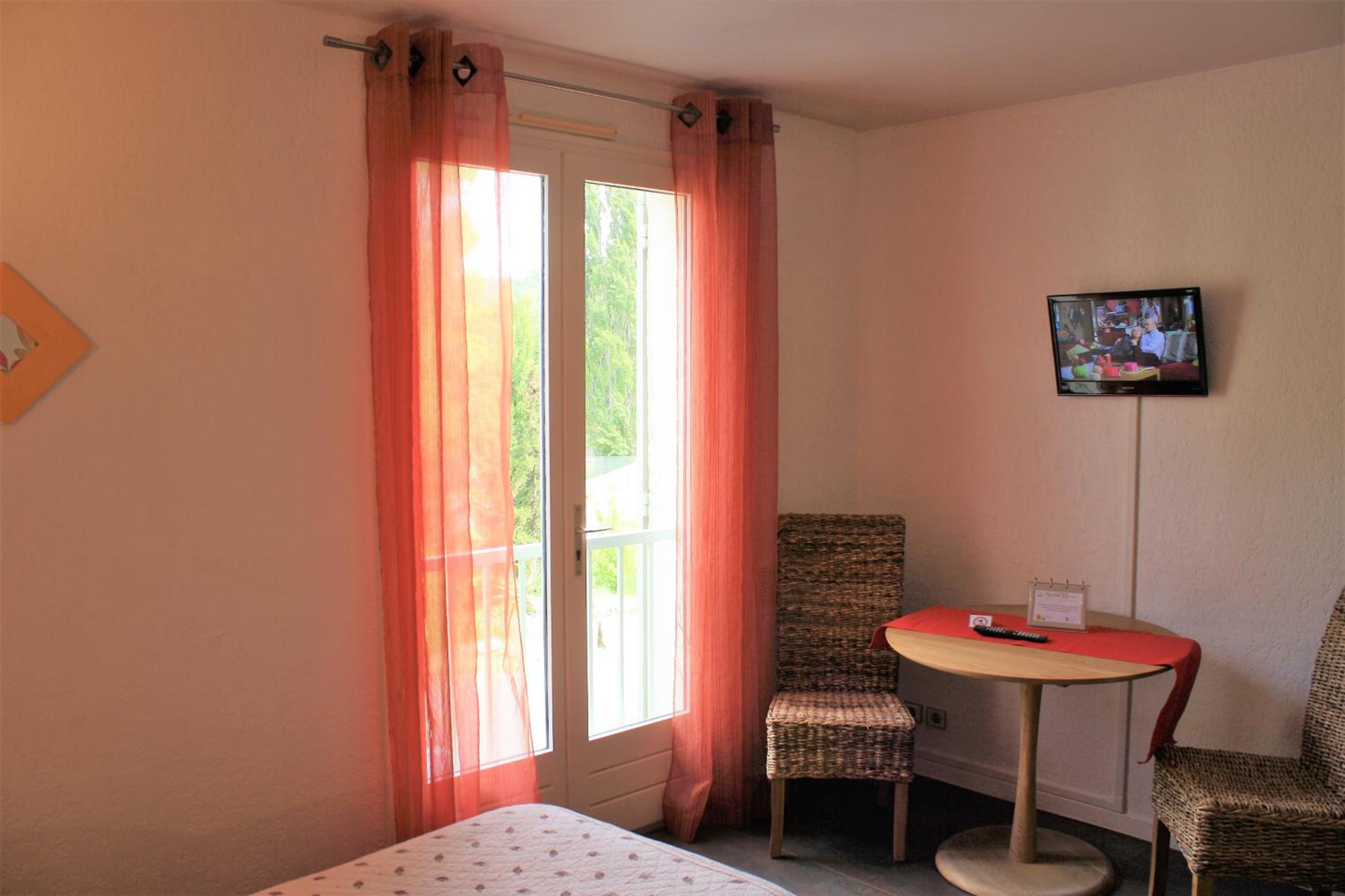 Economy Twin Studio with Kitchenette photo 2