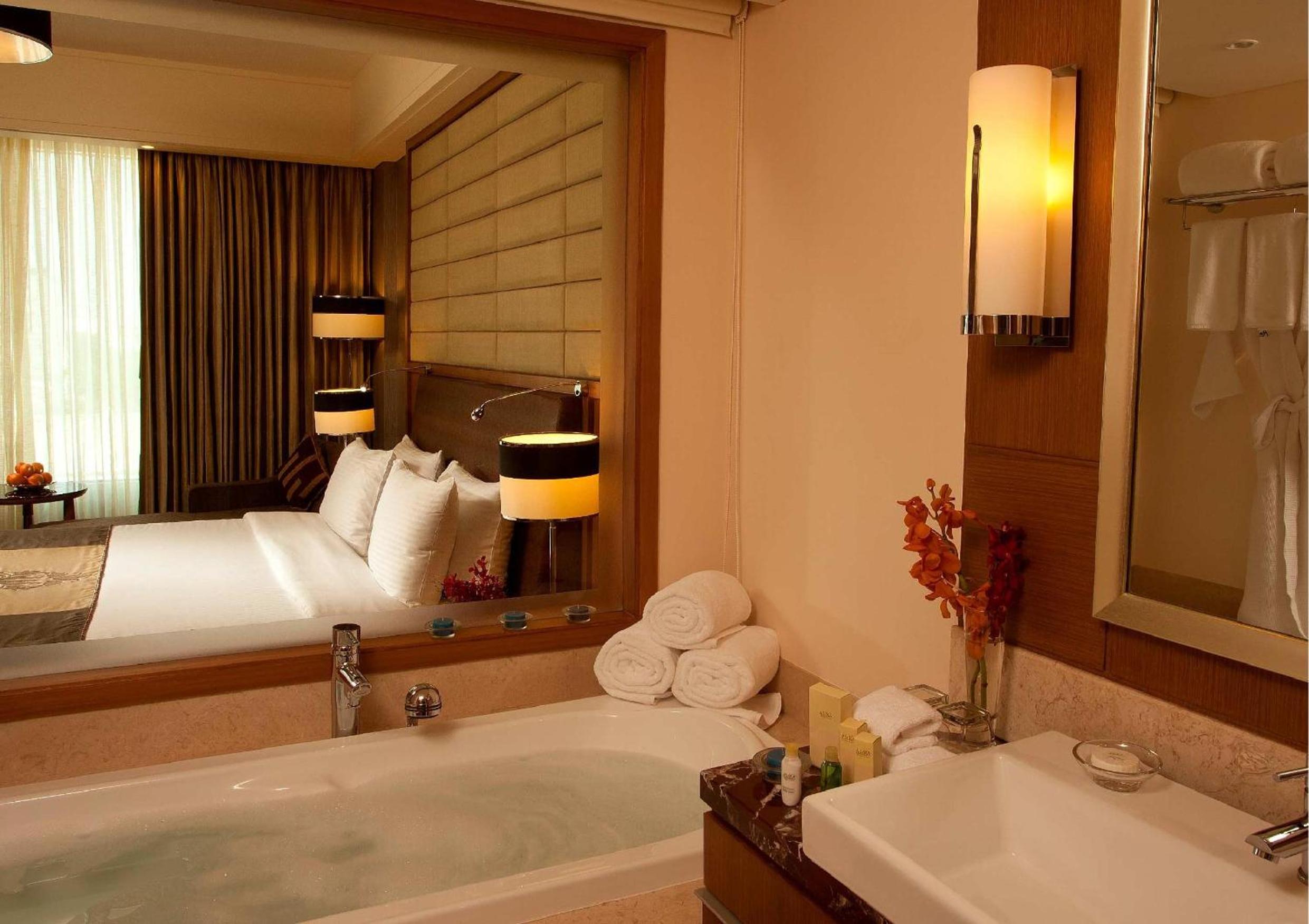 Business Class Room with Two-way Airport Transfer and Complimentary 1+1 Happy Hours from 6pm to 8pm and 15% off on Food & Beverage Services , Laundry Services and Spa - Photo 6