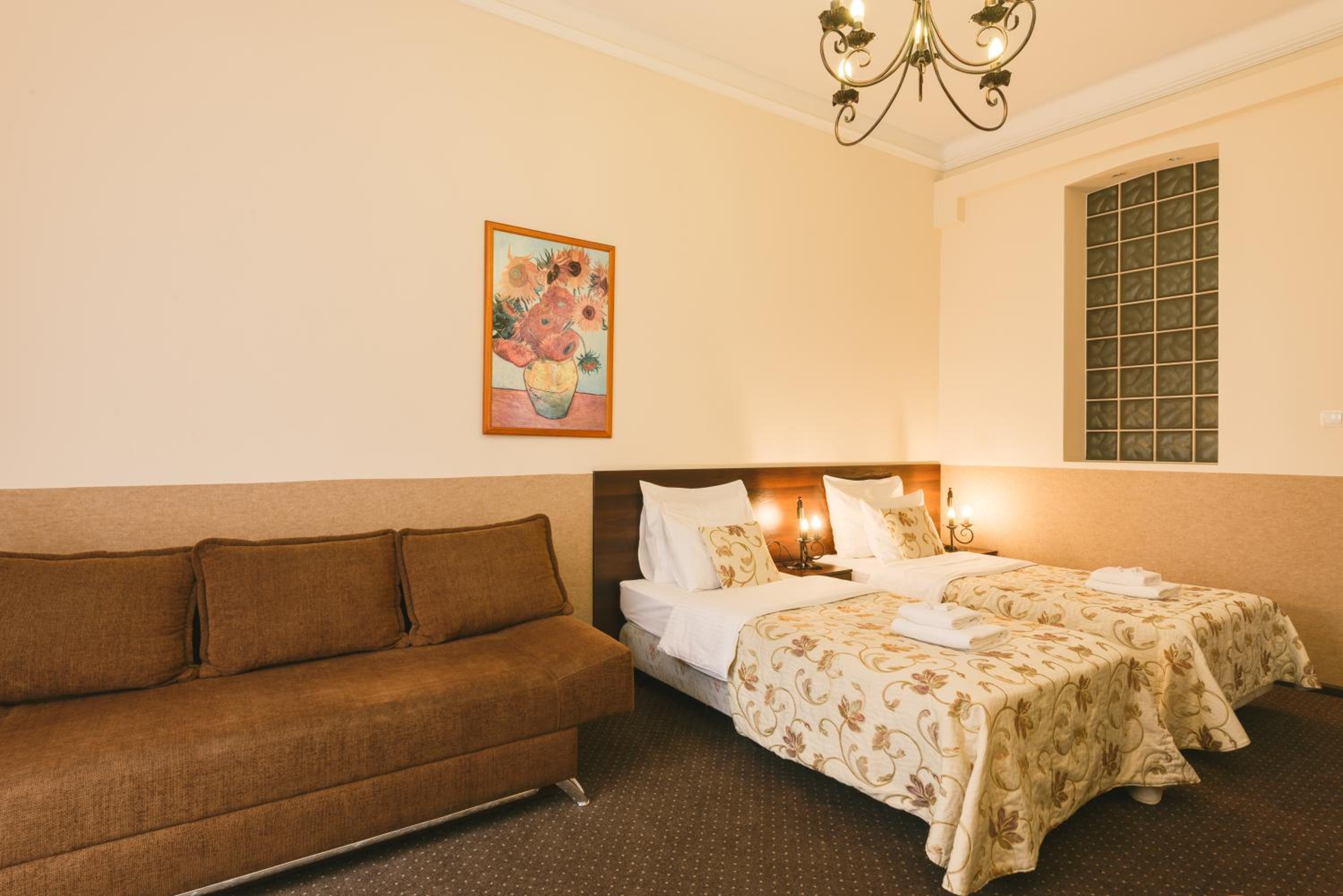 Standard Double or Twin Room - Photo 17
