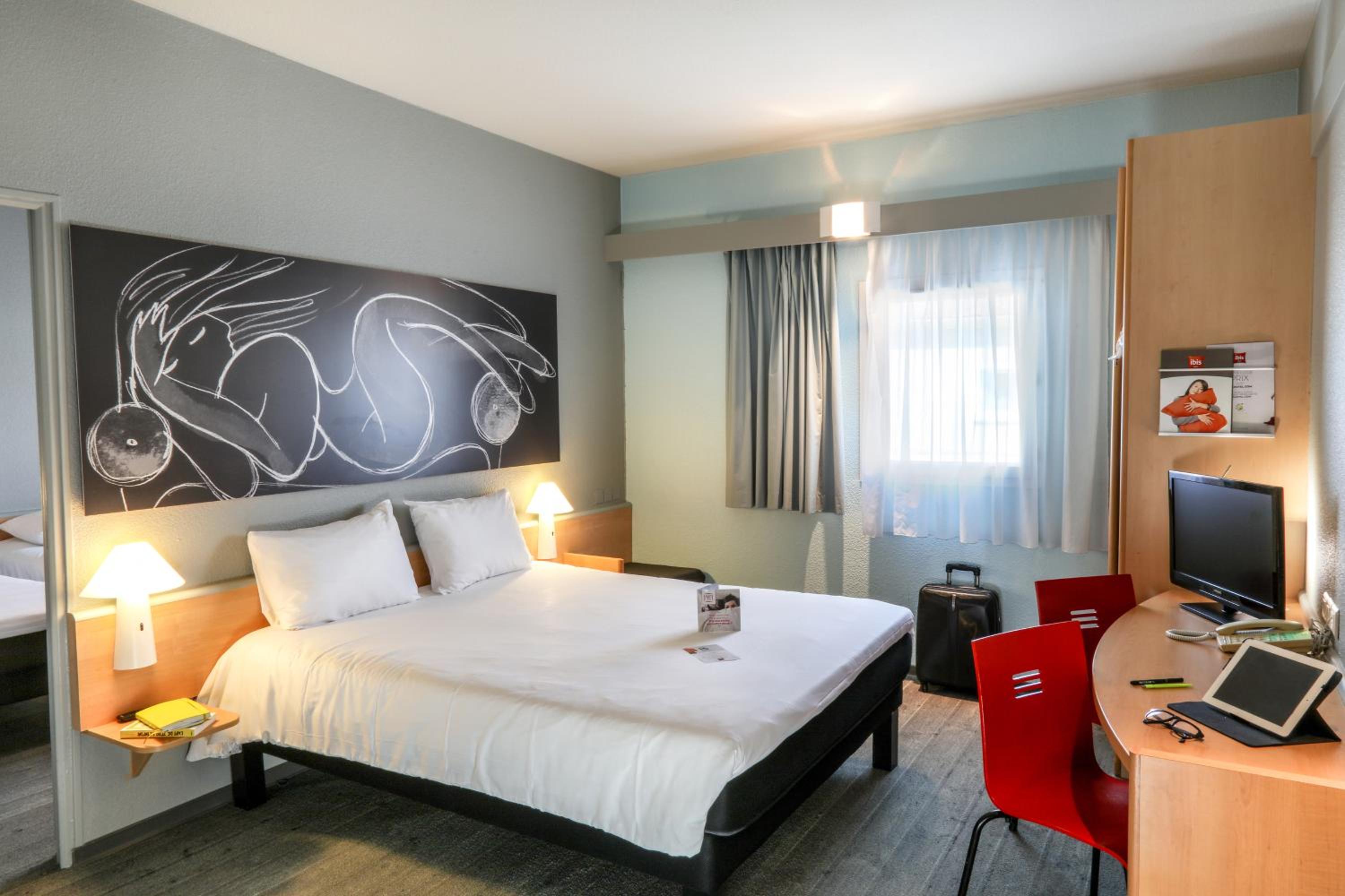 Standard Room with One Double Bed and One Single Bed - Photo 3