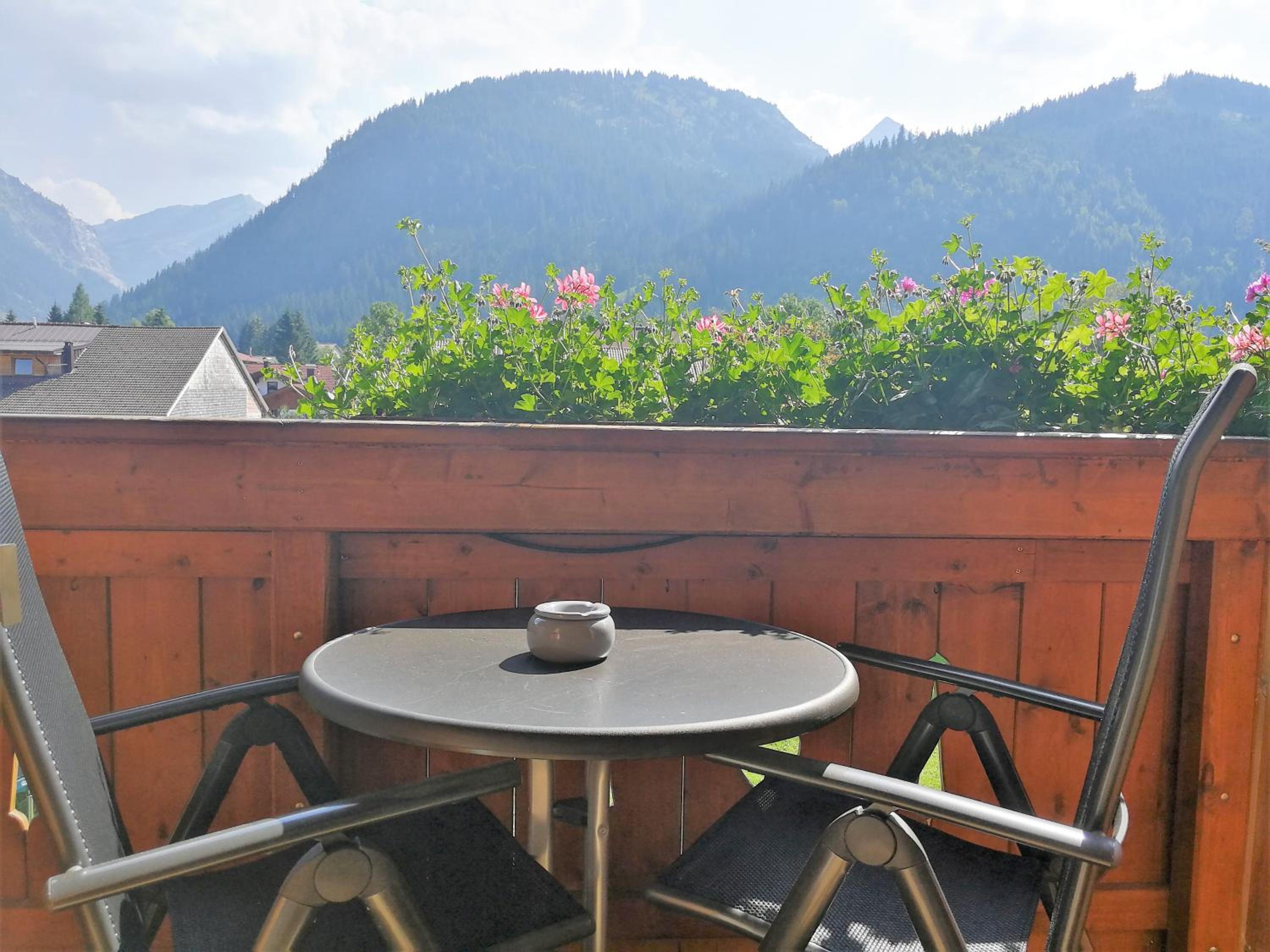 Four-Bedroom Apartment with Balcony  photo 2