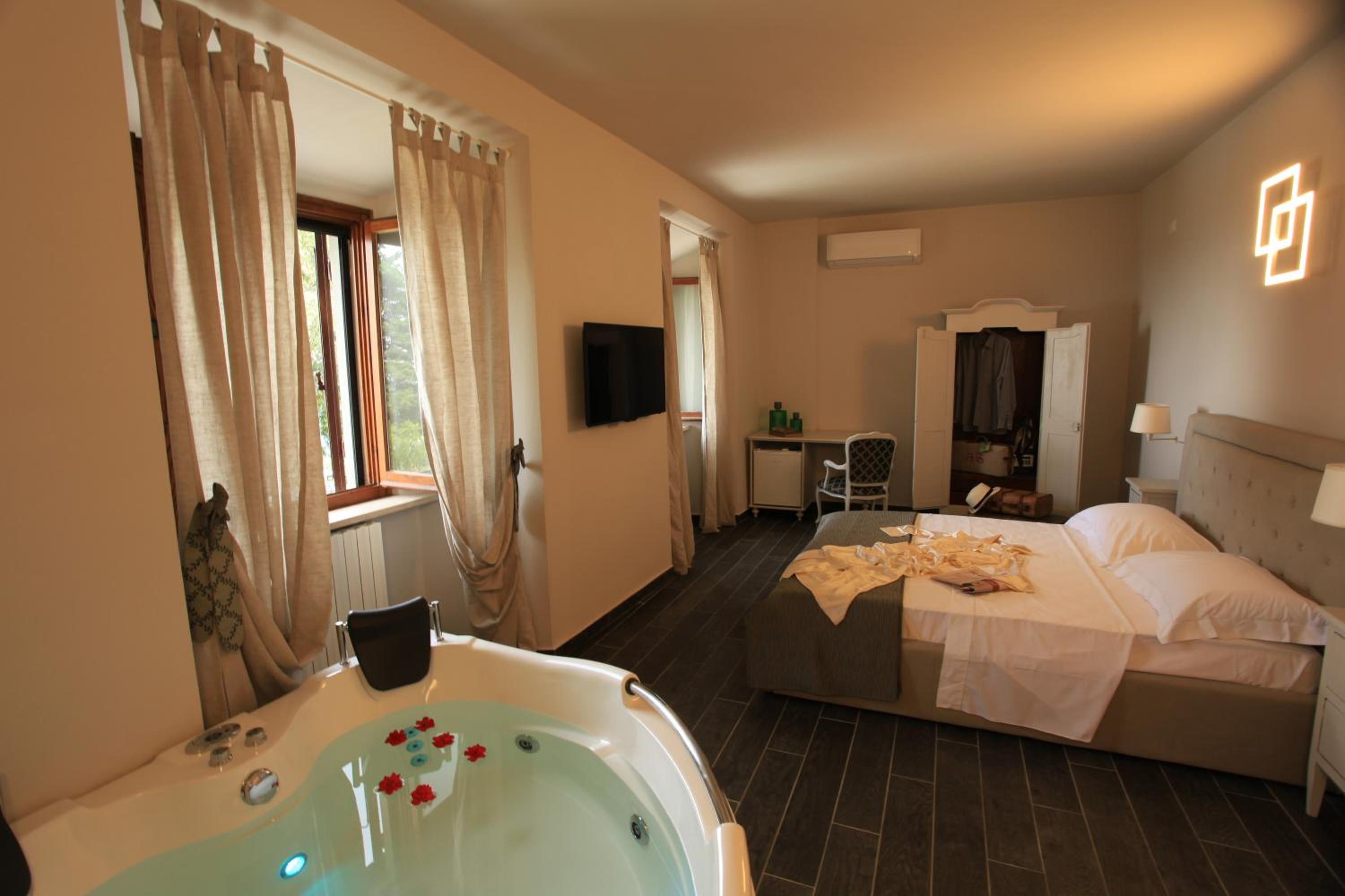 Deluxe Double Room with Bath photo 3