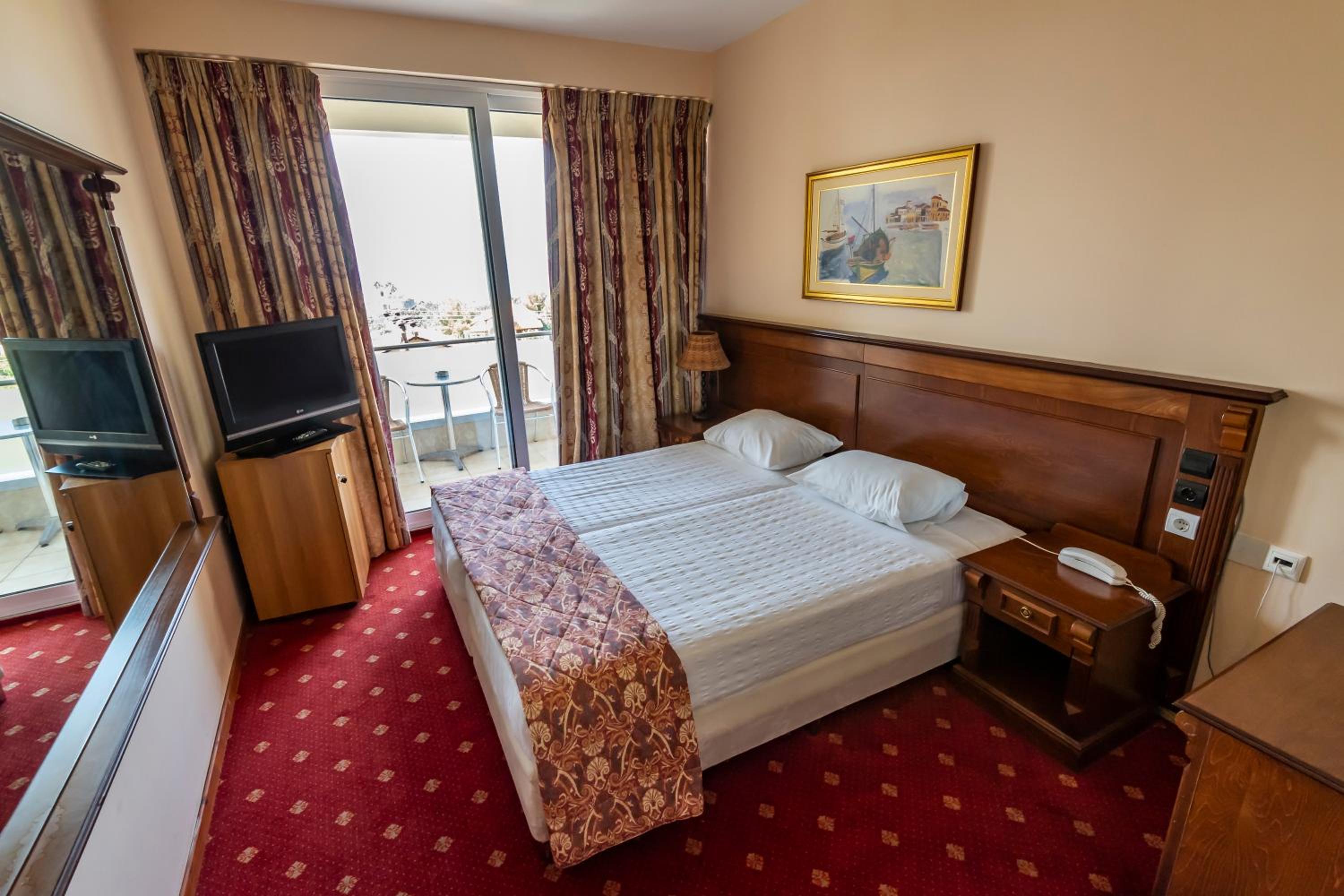 Double or Twin Room with Mountain View