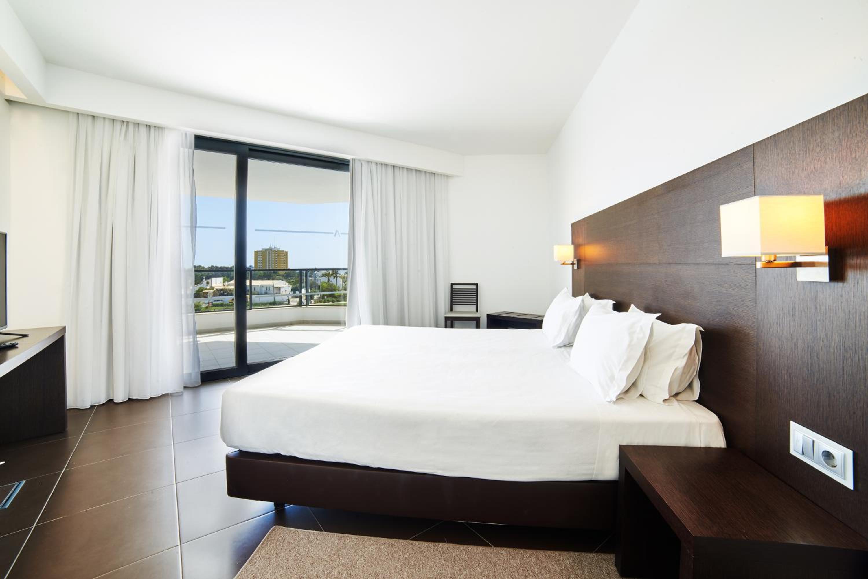 Deluxe Suite mit Poolblick (4 Erwachsene)