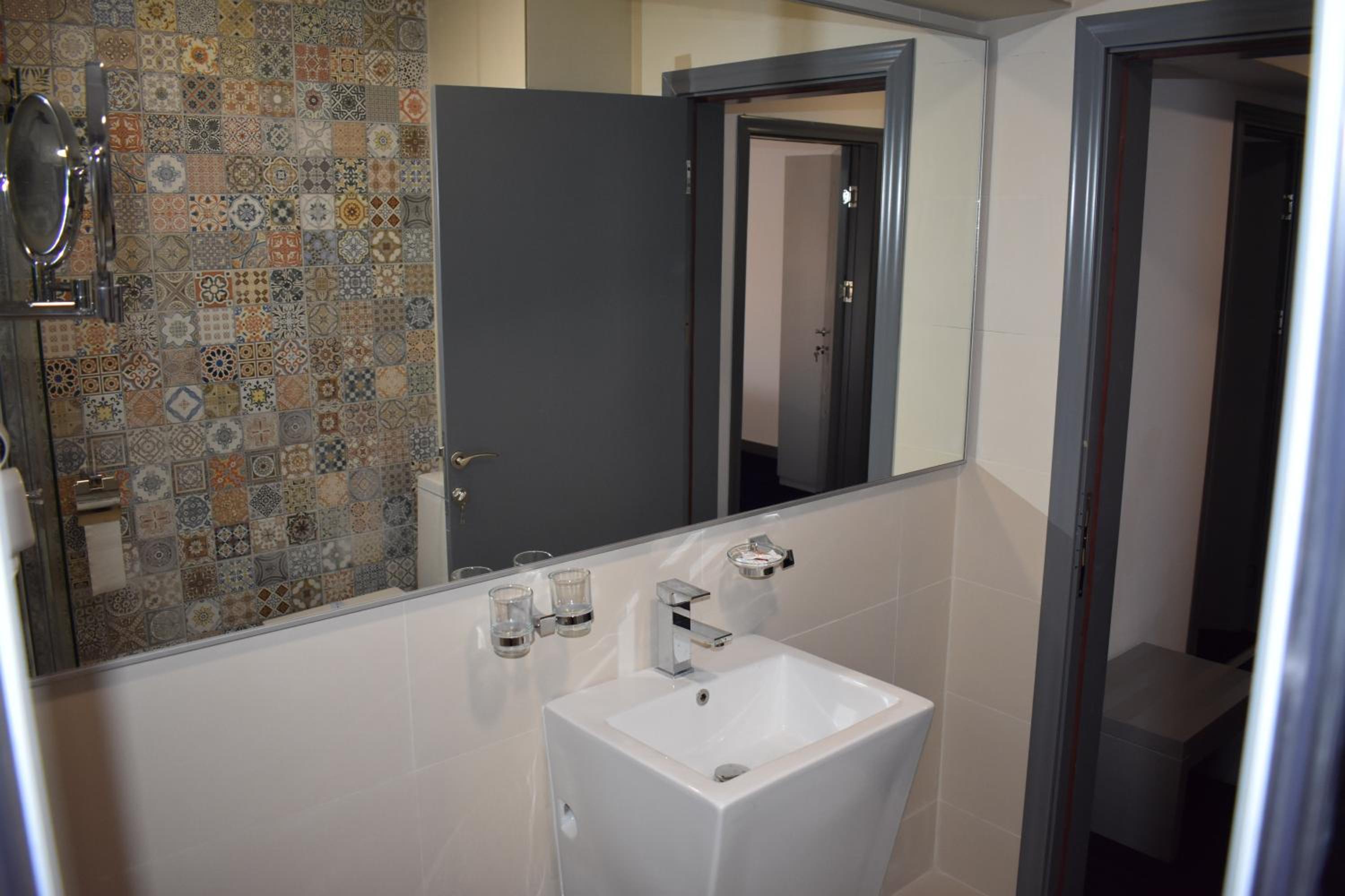 Deluxe Suite - Photo 6