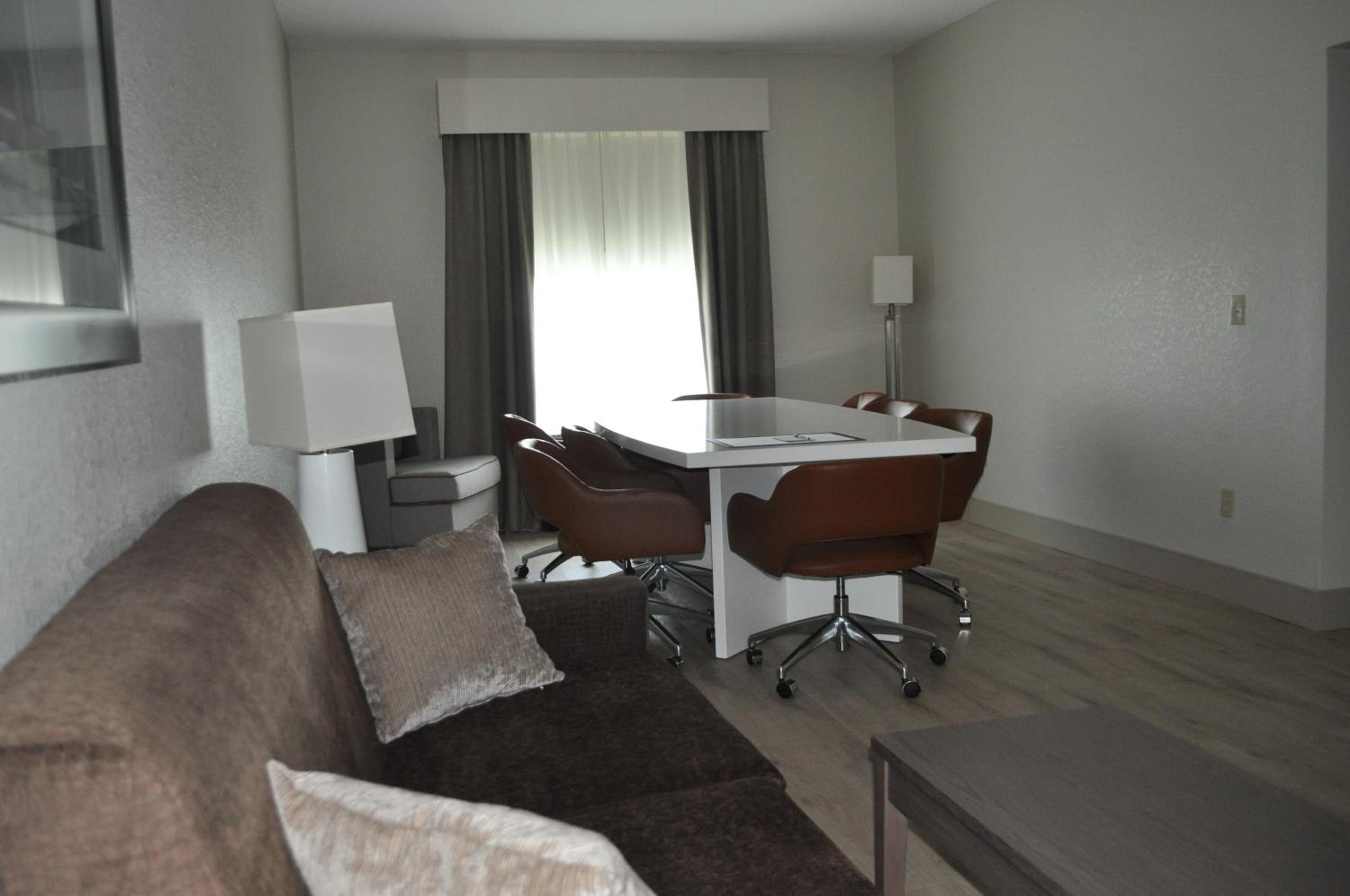 Executive Conference King Suite - Non-Smoking photo 3