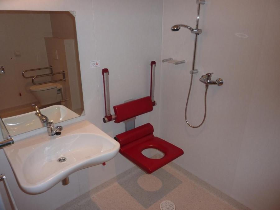 Twin Room - Disability Access photo 3