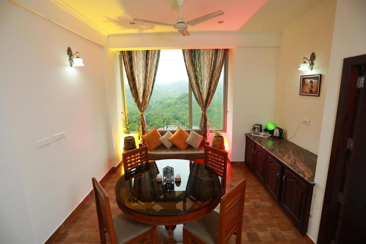 Family Room with Mountain View photo 2