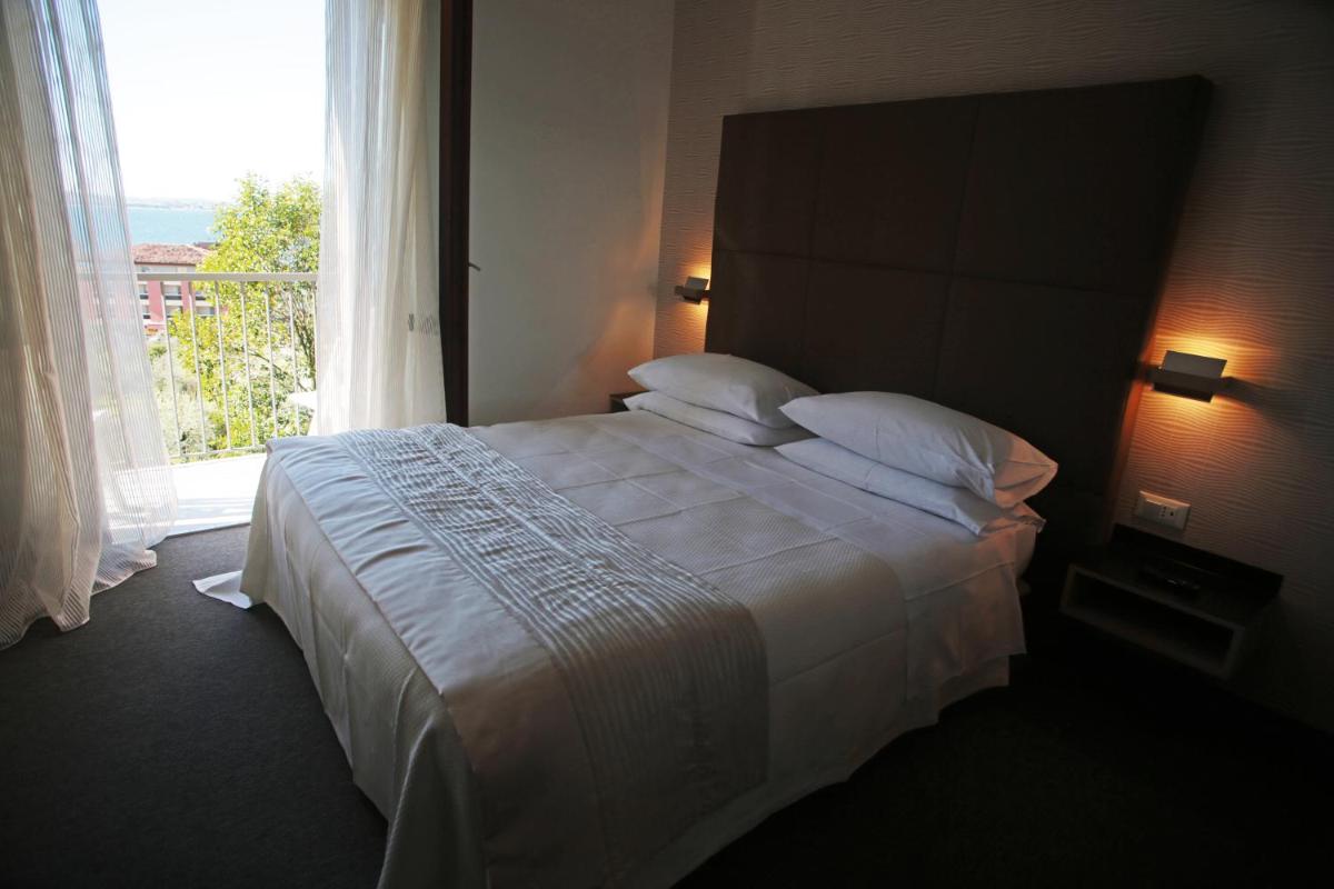 Double Room with Lake View photo 1