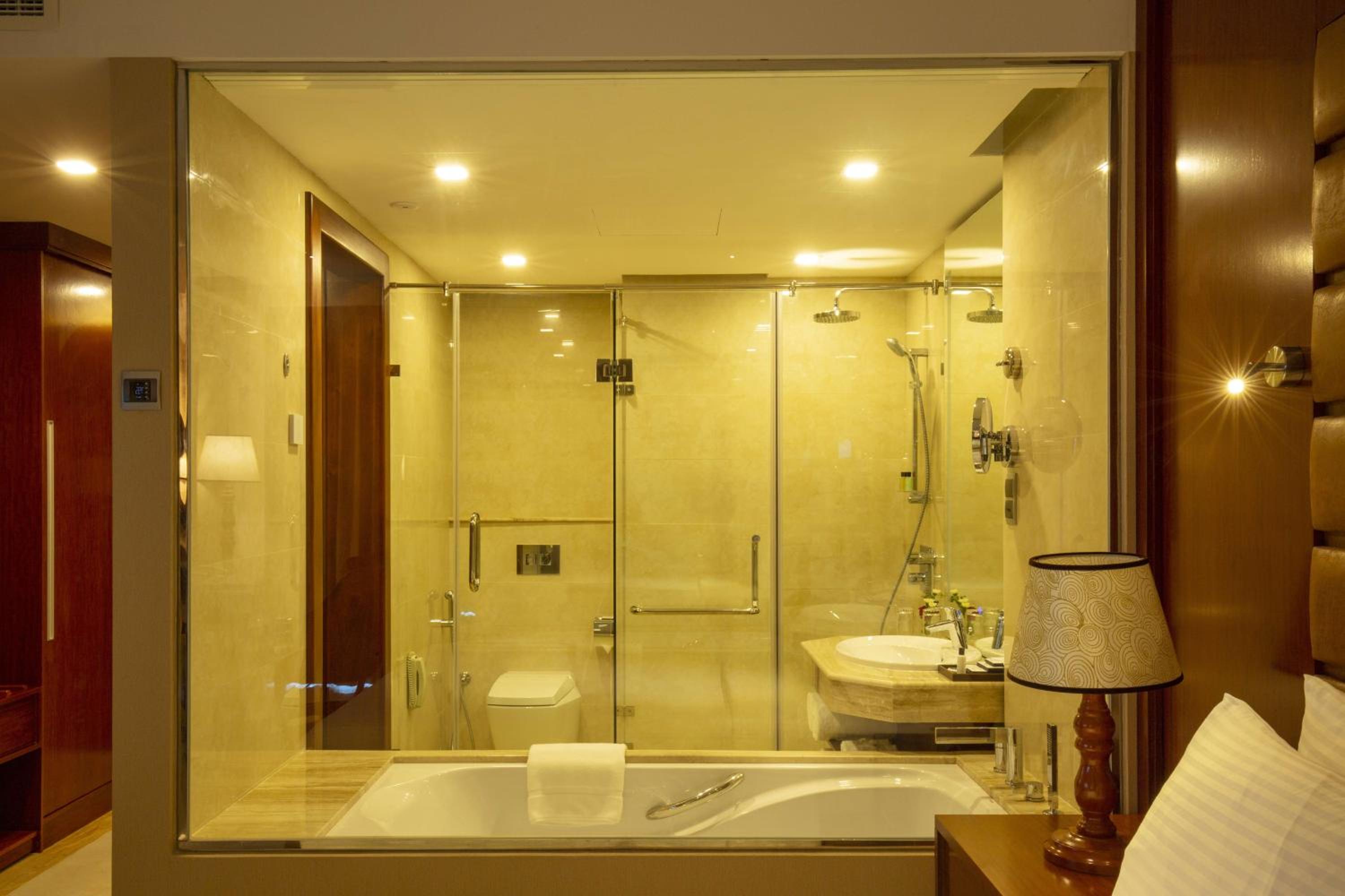Signature Sea View King Room with Complimentary City Tour & Access to Beach Lounge - Photo 5