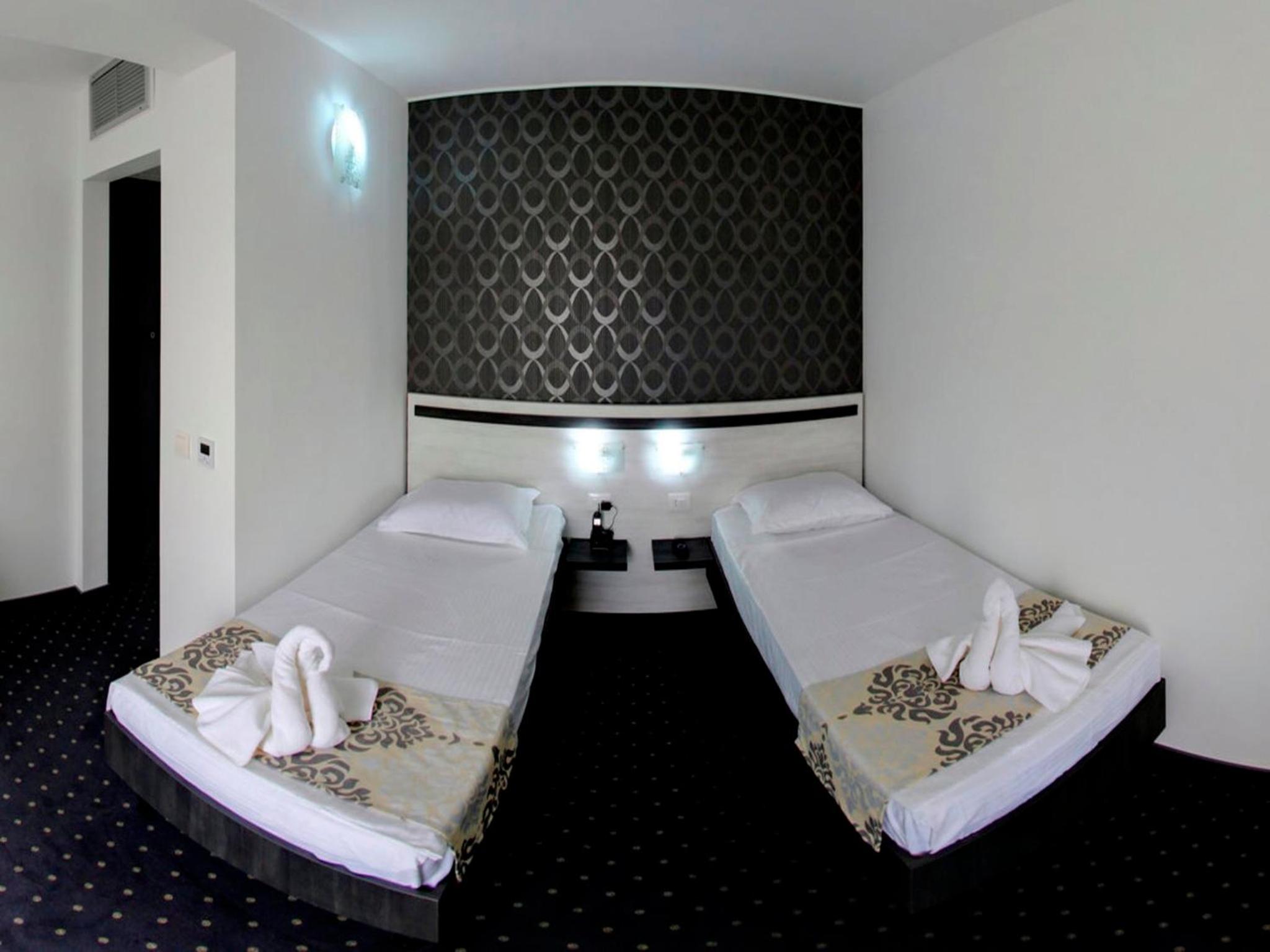 Double or Twin Room with Balcony and Sea View - Photo 2