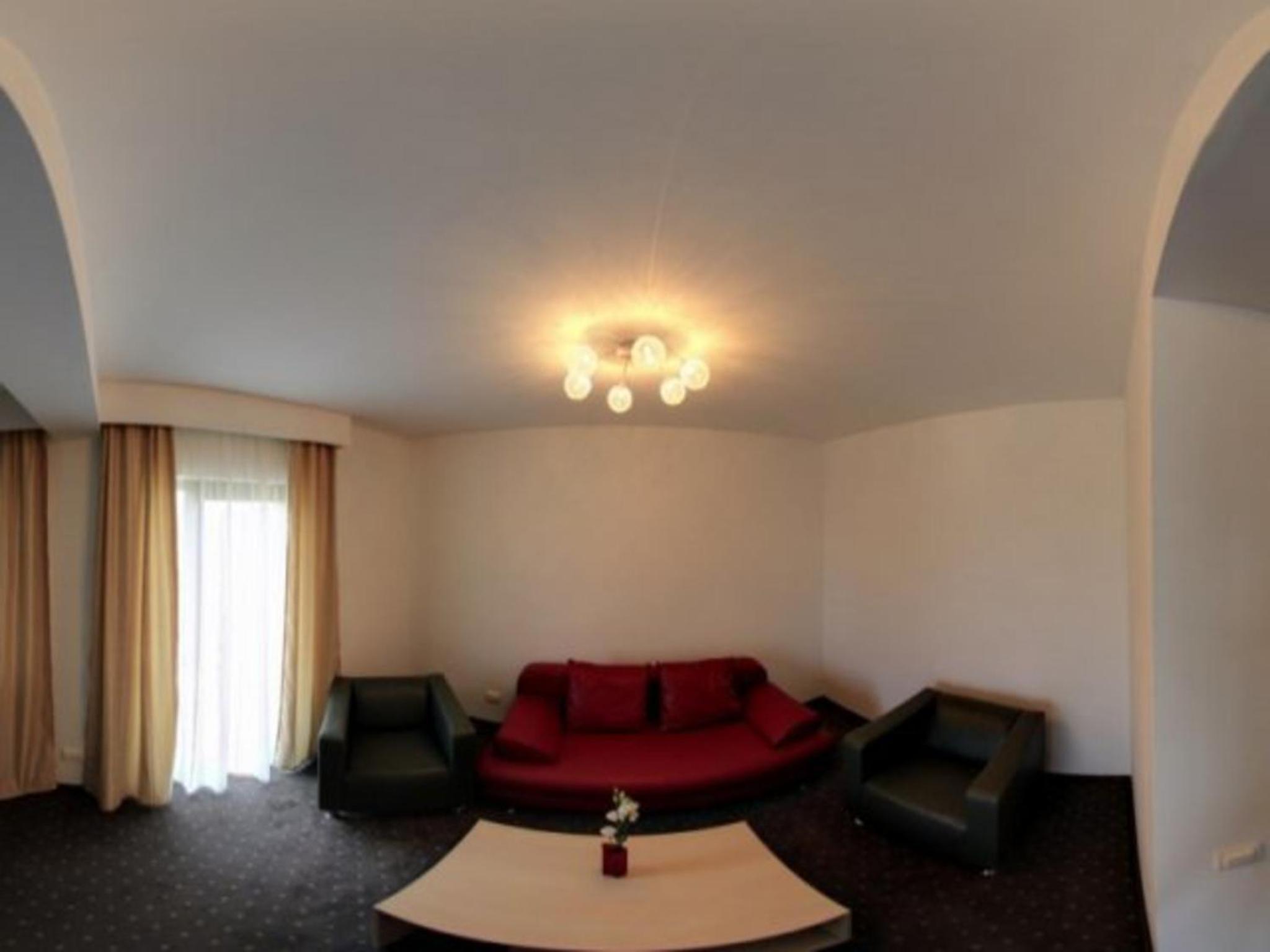 One-Bedroom Apartment - Photo 2