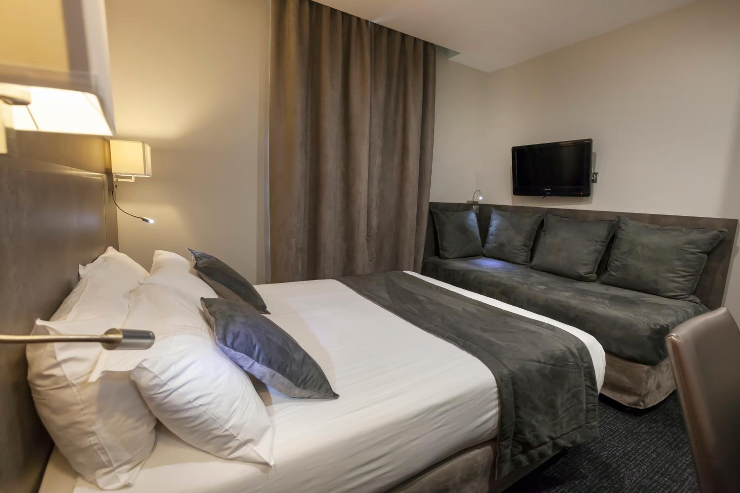 Superior Double Room with Sofa Bed - Non-Smoking photo 3