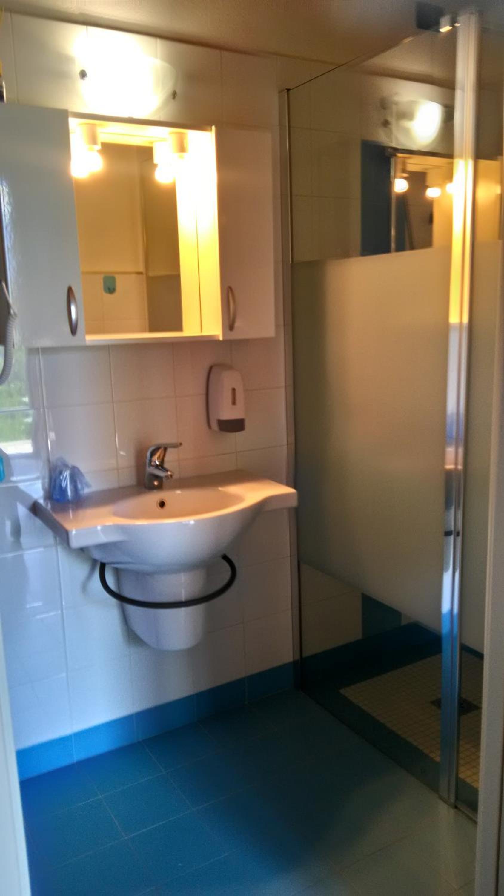 Twin Room with Lake View - Photo 2