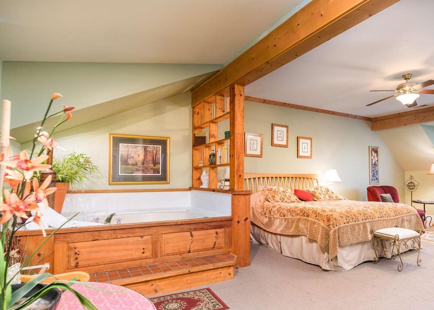 Hummingbird Suite - Photo 2