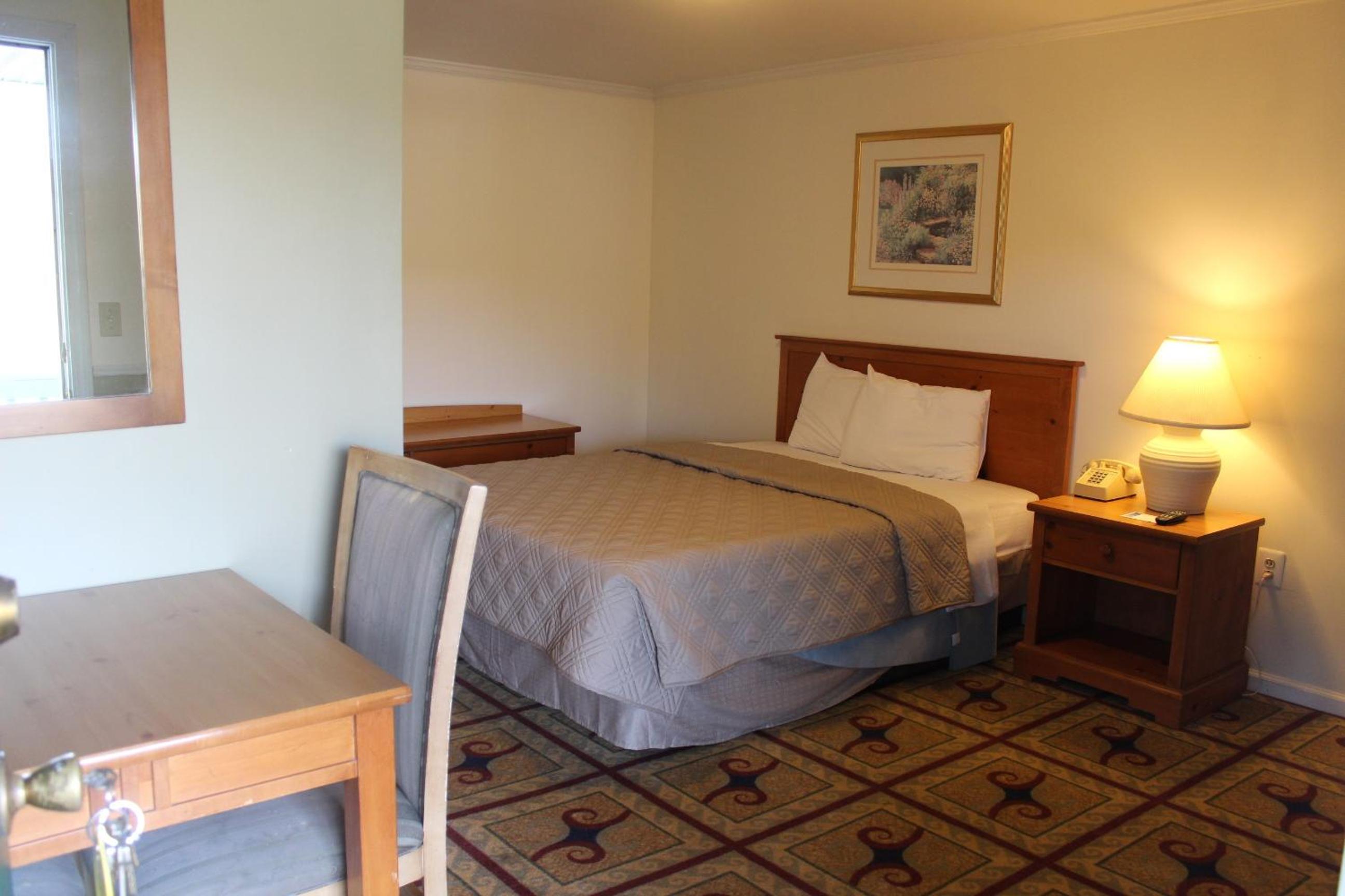 Queen Room photo 1