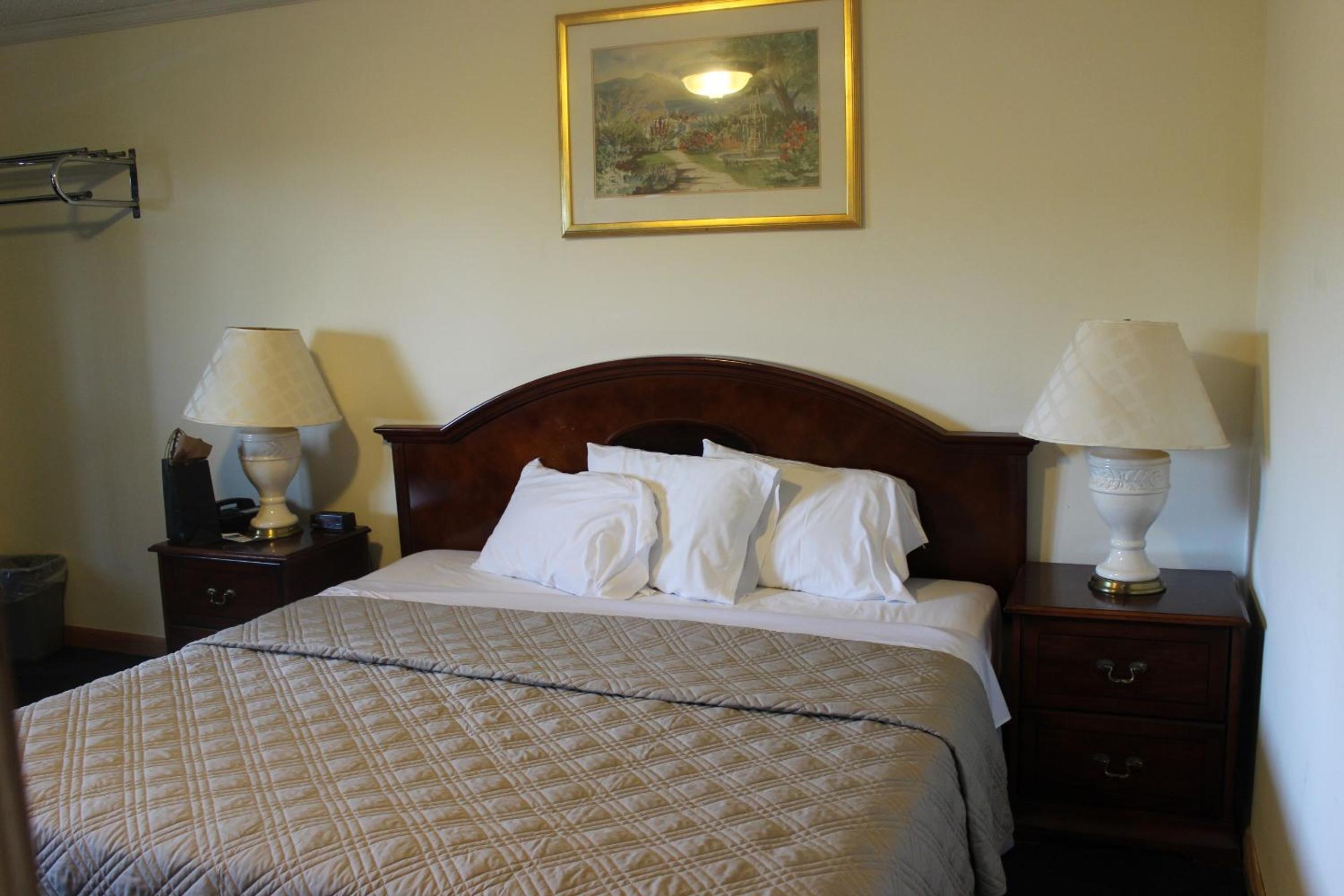 Queen Room photo 2