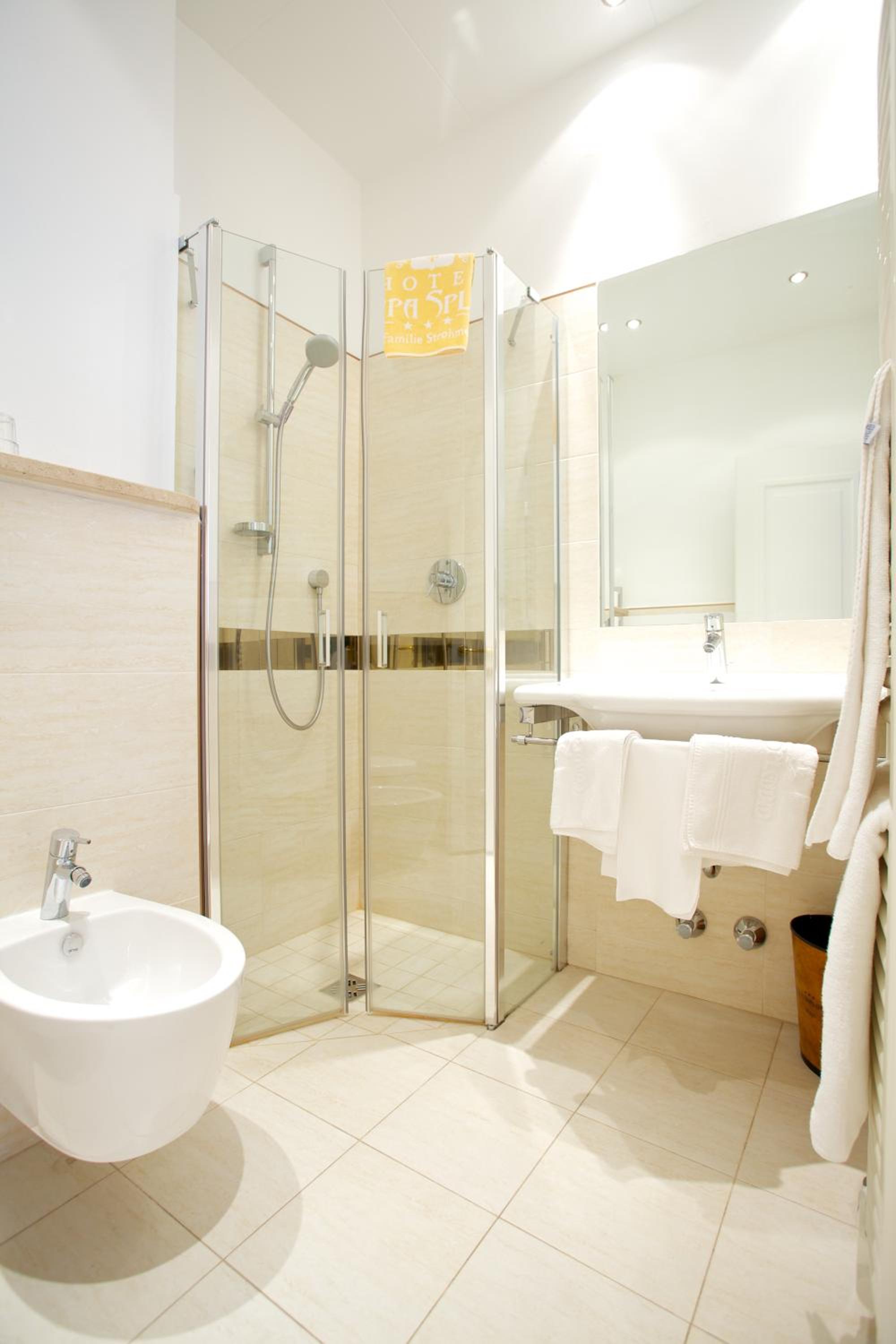 Standard Double or Twin Room - Photo 8