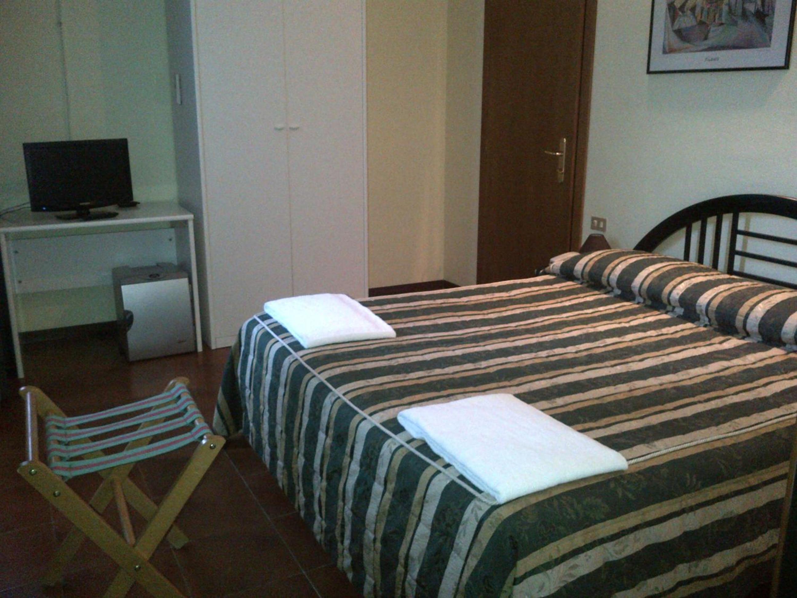 Double or Twin Room - Photo 3