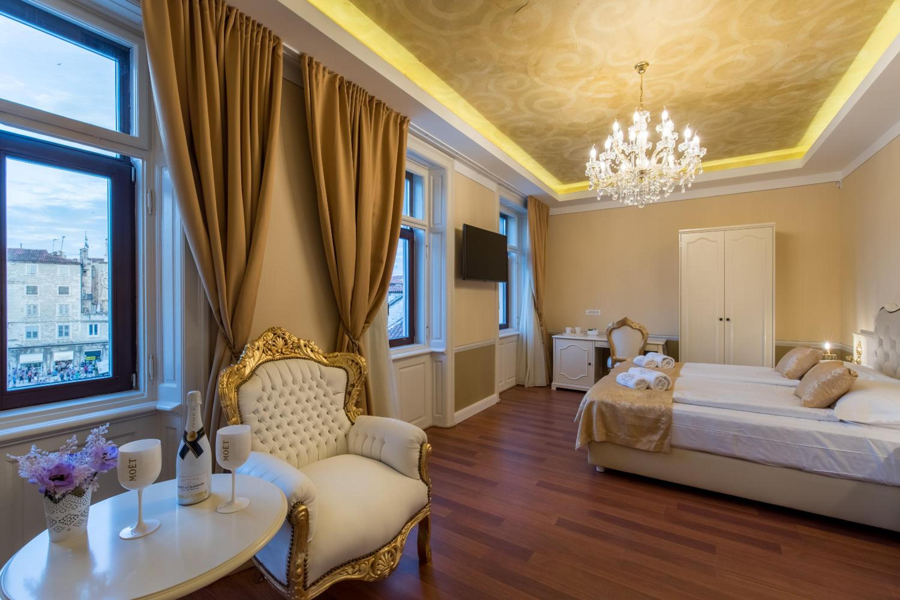Superior King Room with City View photo 1