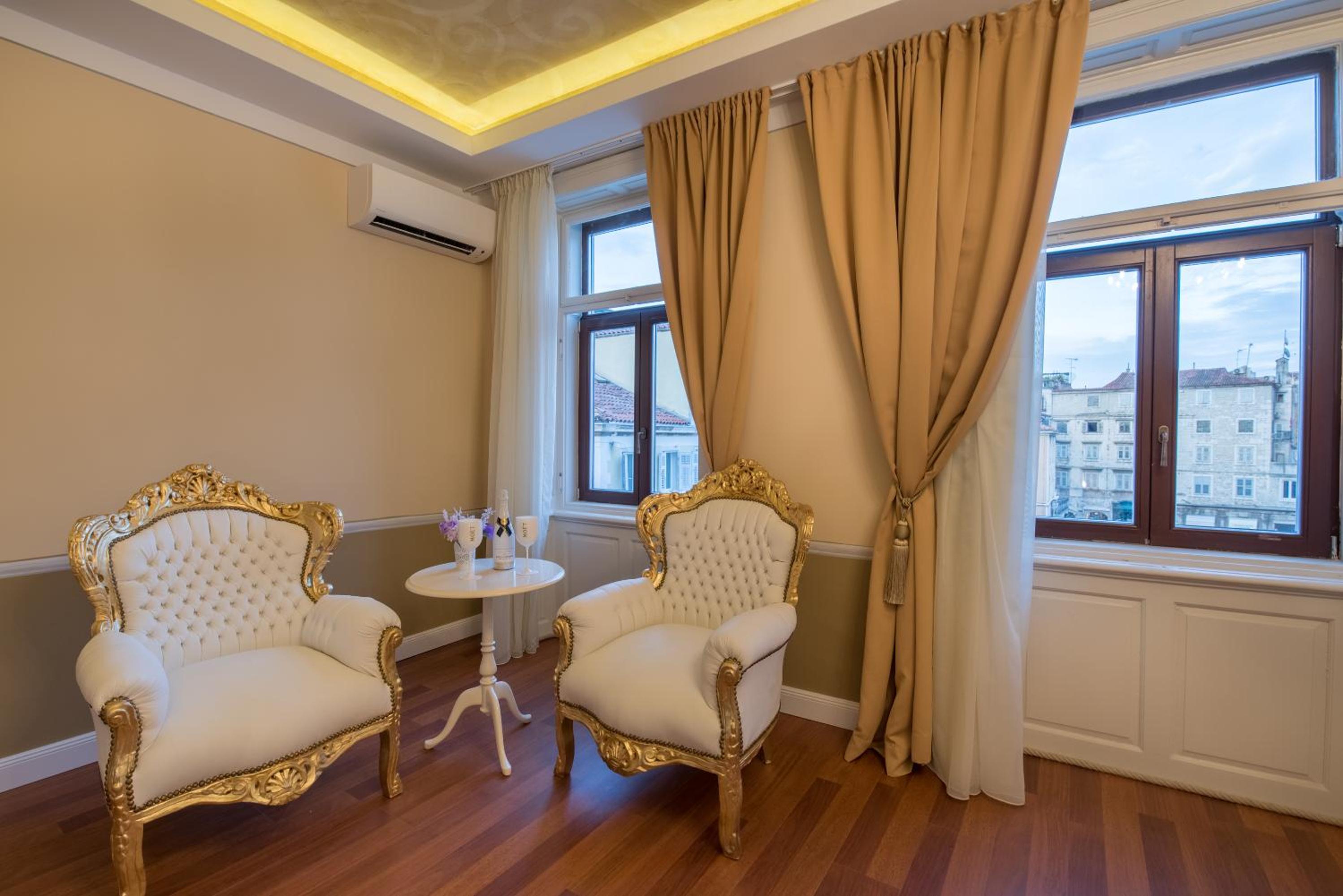 Superior King Room with City View photo 3