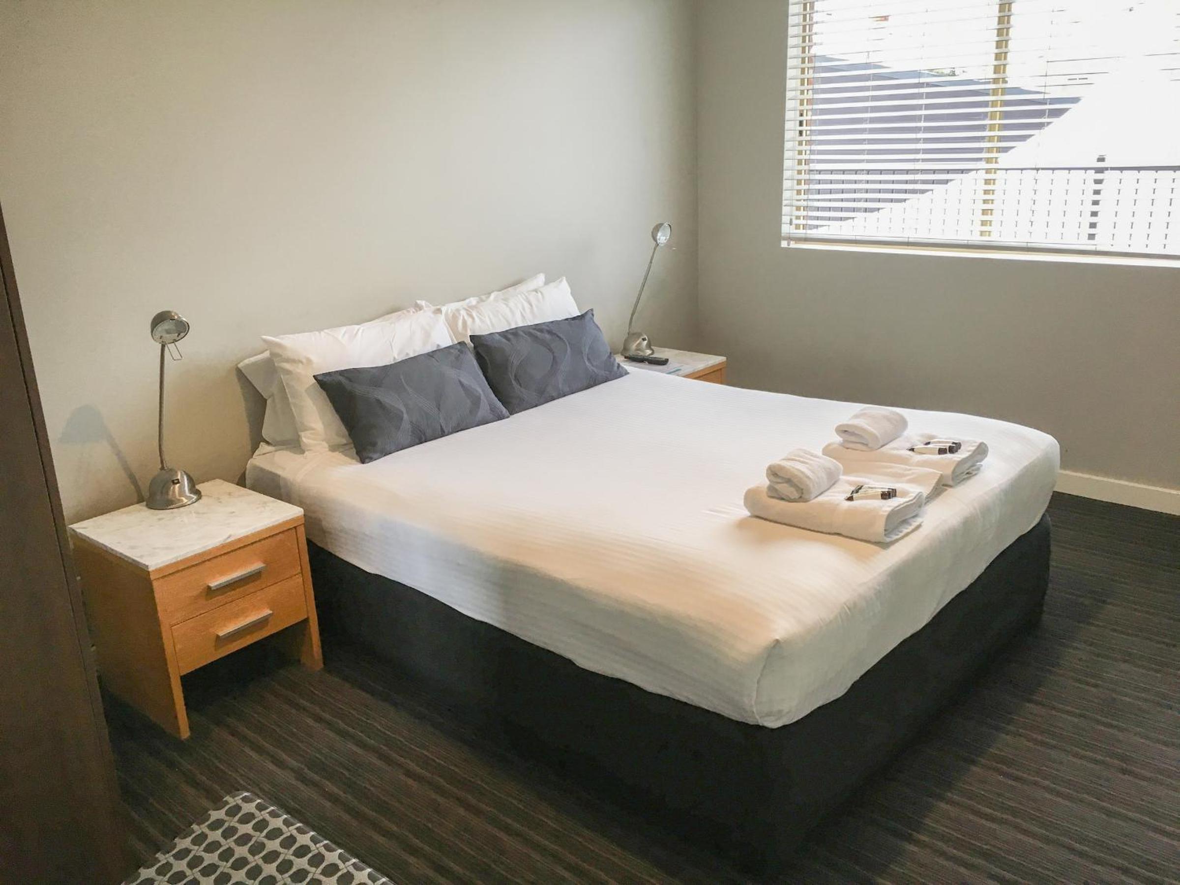 Queen Room with Shared Bathroom photo 3