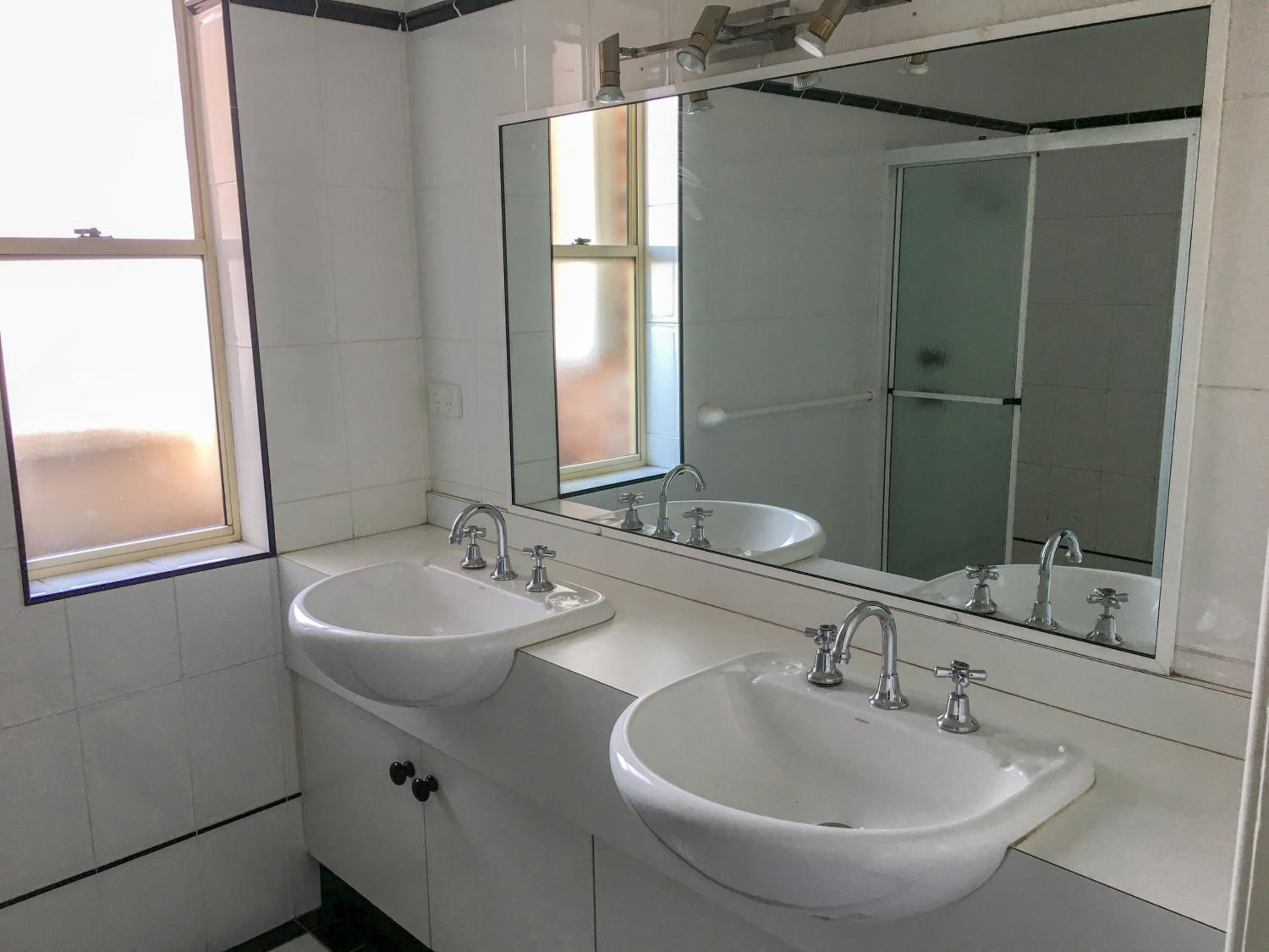 Family Room with Private Bathroom photo 2