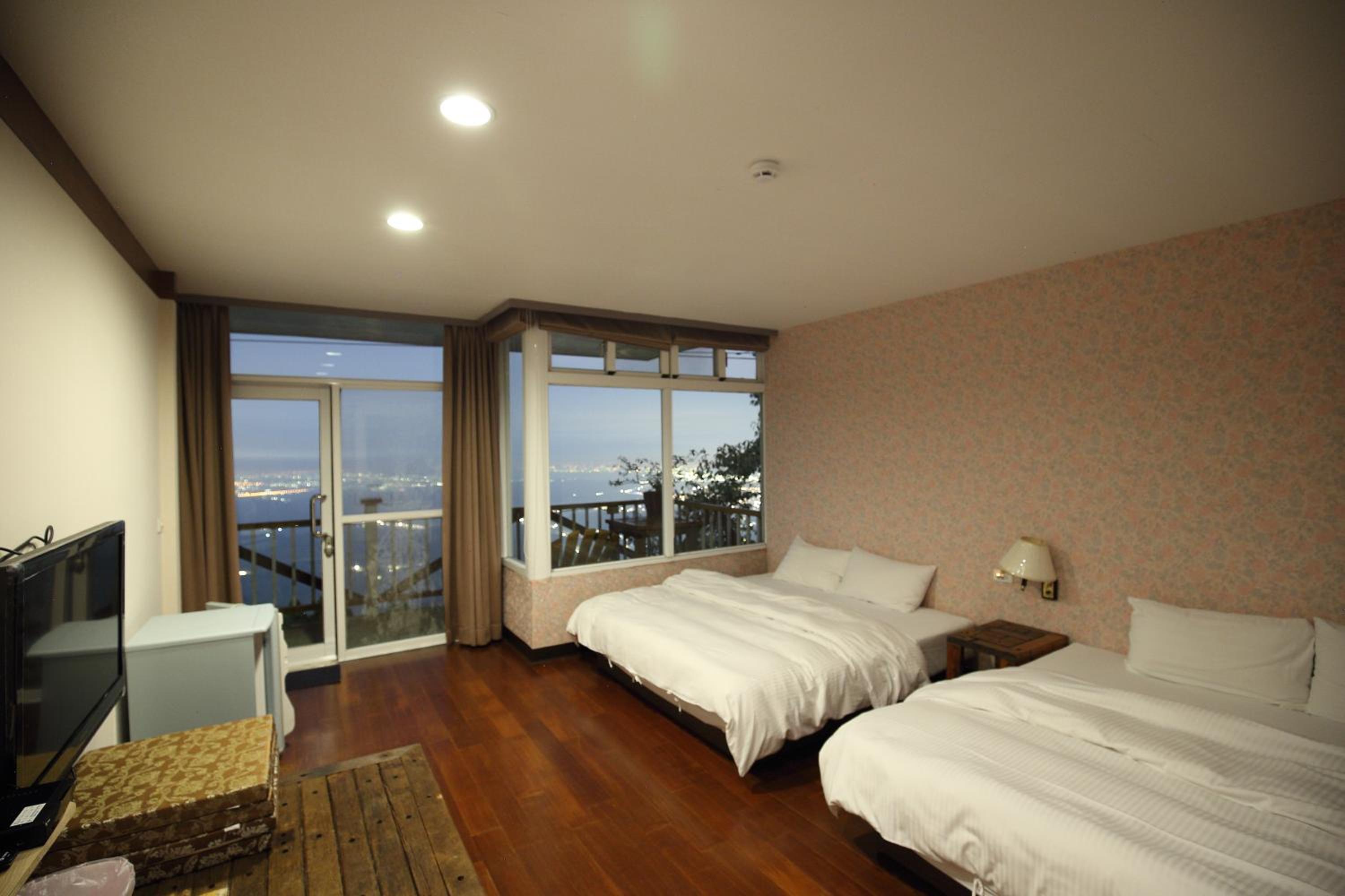 Deluxe Quadruple Room with Balcony Night View photo 1