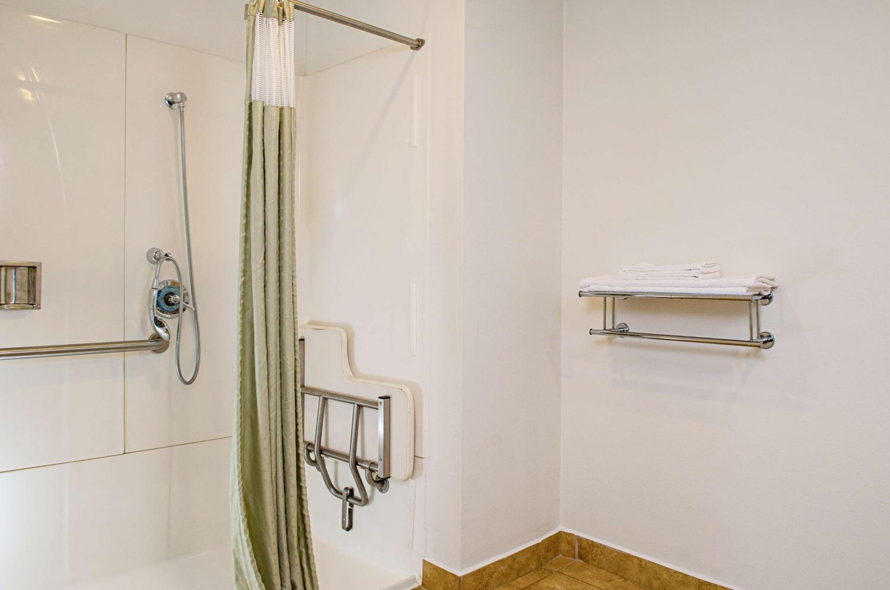 Queen Room with Two Queen Beds - Disability Access - Roll In Shower