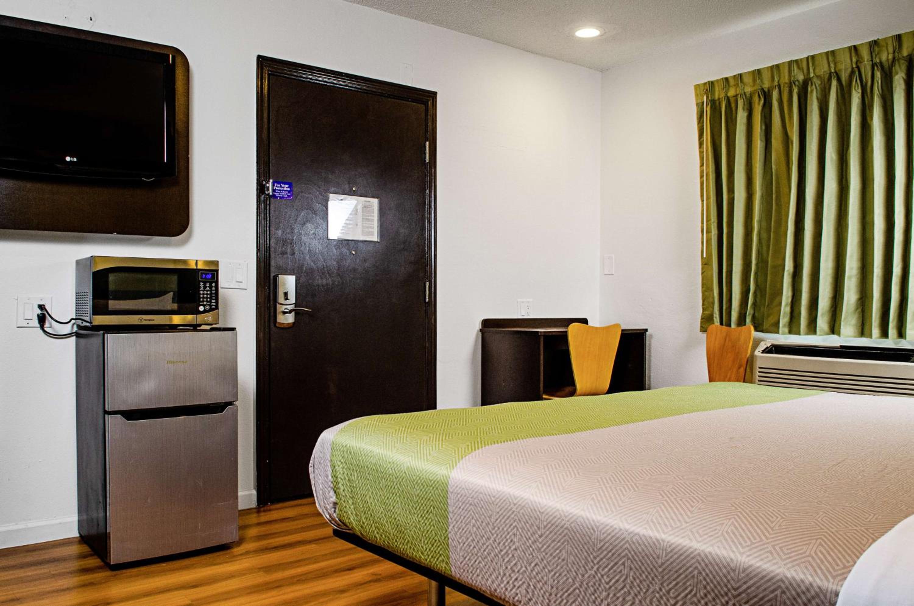 Modern Queen Room - Non-Smoking photo 3
