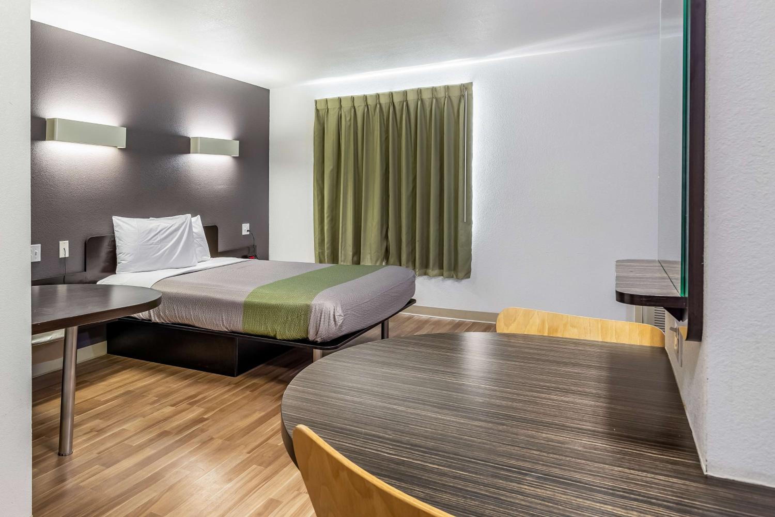 1 Queen Bed | ADA/RI Shower/Nsmk/Kitchen photo 1