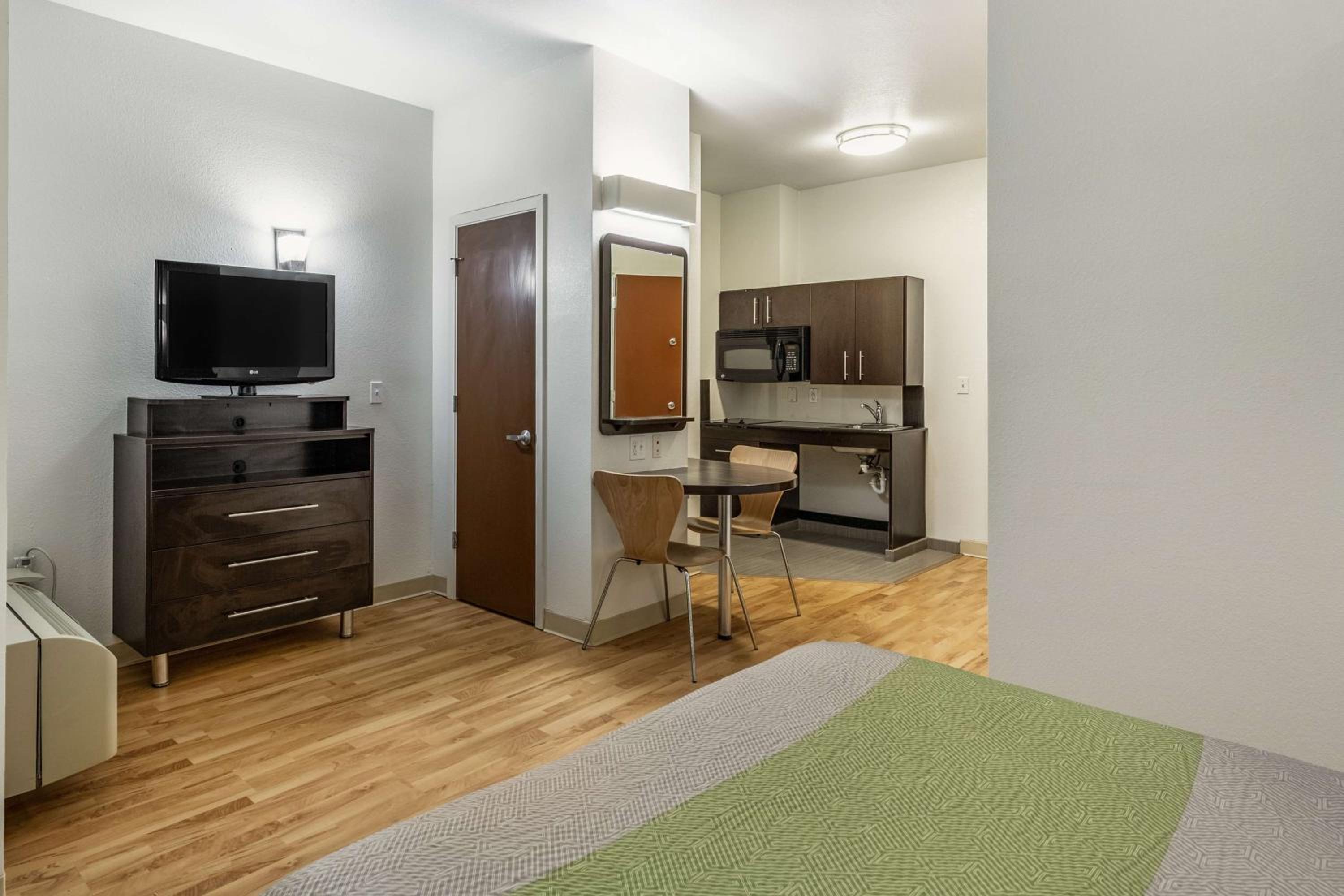 1 Queen Bed | ADA/RI Shower/Nsmk/Kitchen photo 3