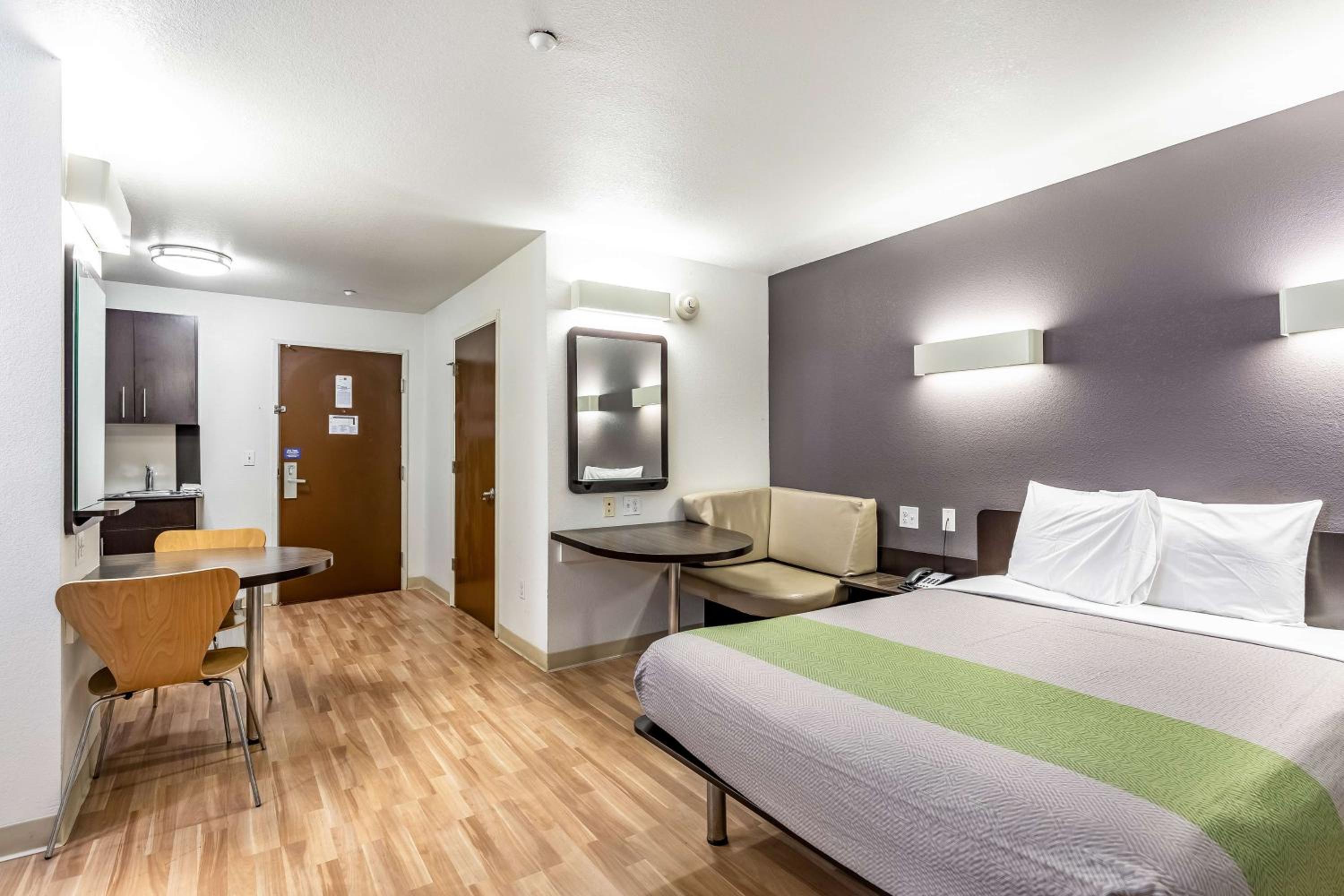 1 Queen Bed | ADA/RI Shower/Nsmk/Kitchen photo 2