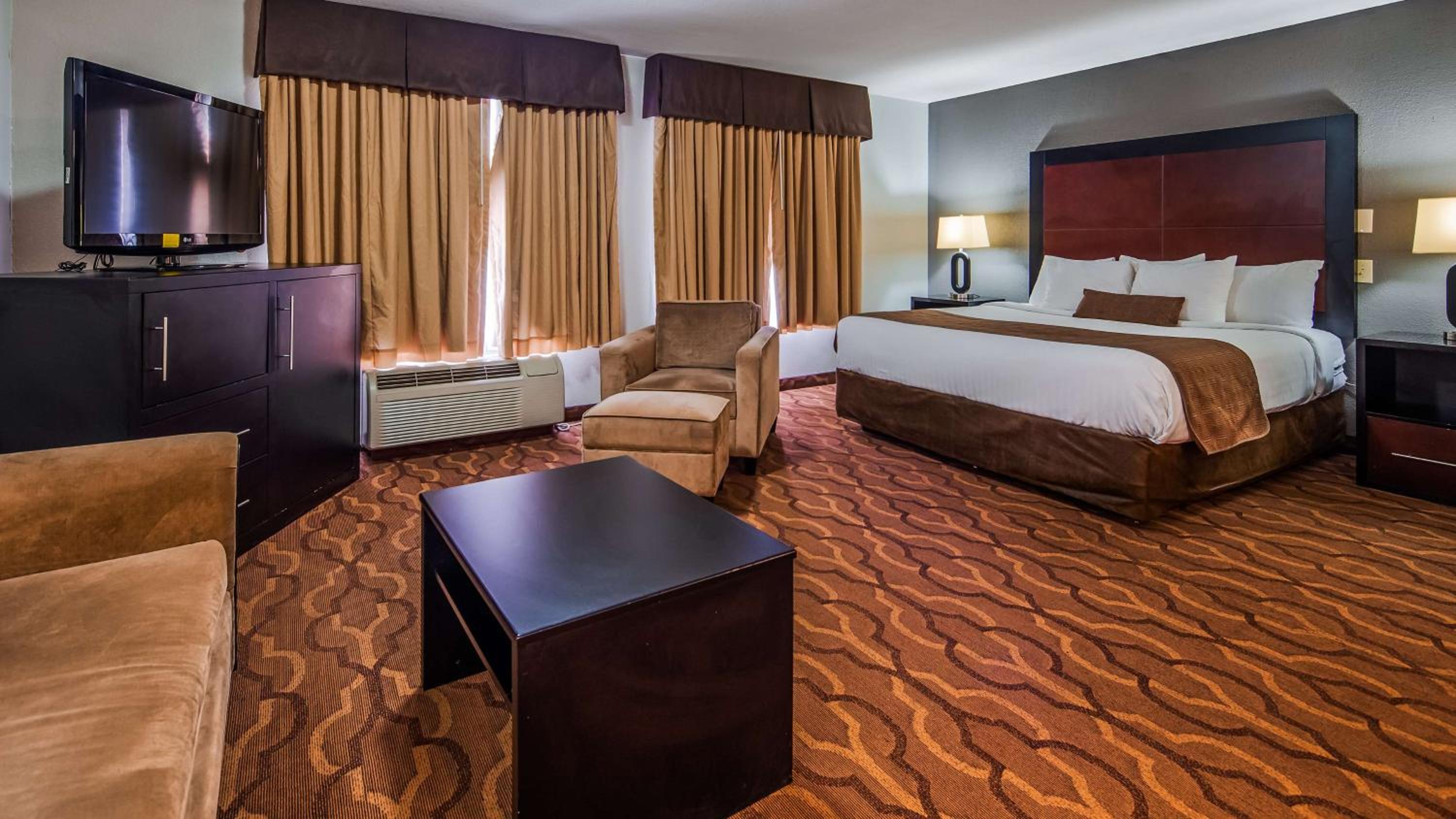 King Suite with Sofa Bed - Non-Smoking - Photo 1