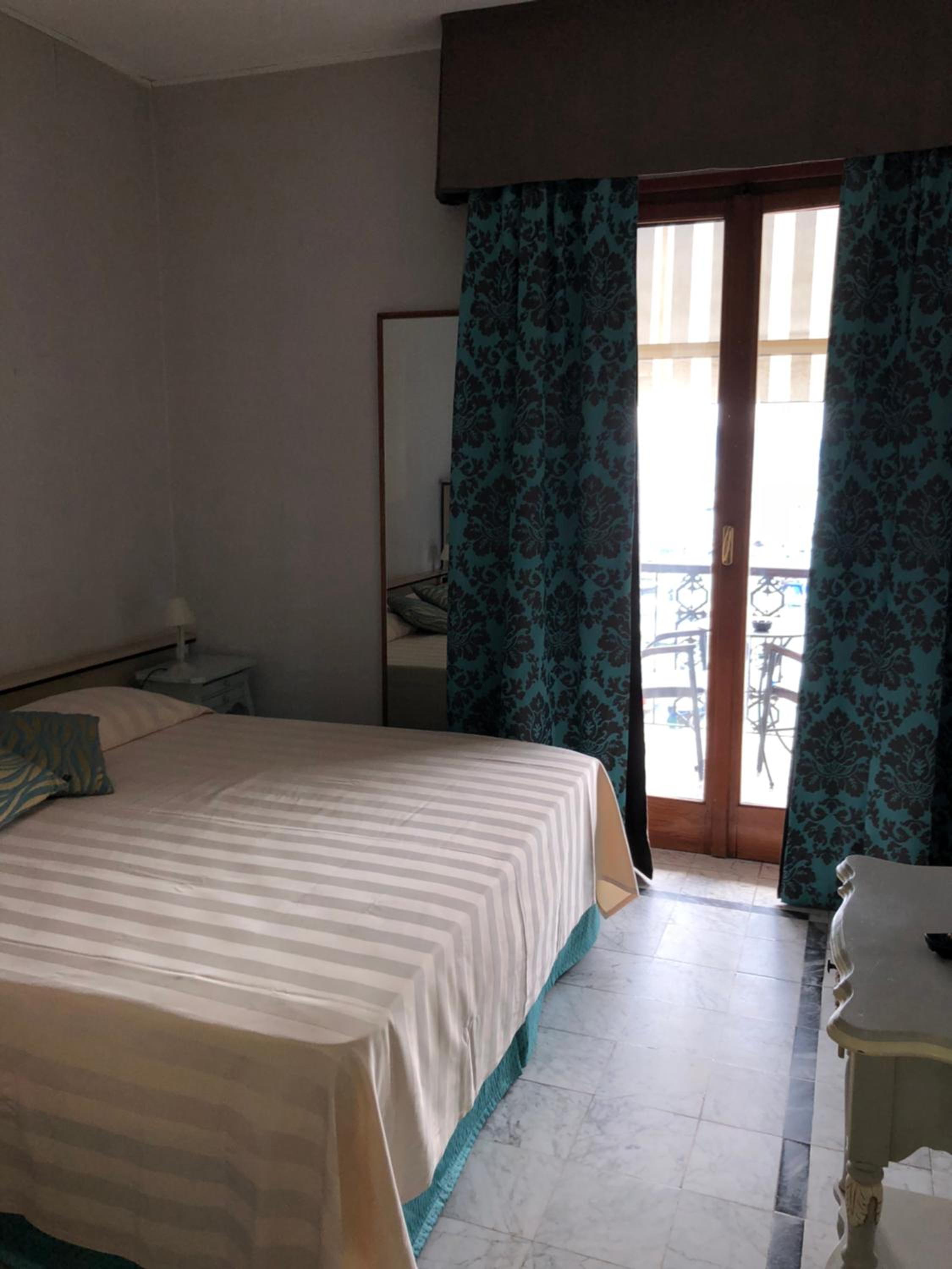 Classic Queen Room with Balcony and Sea View photo 2