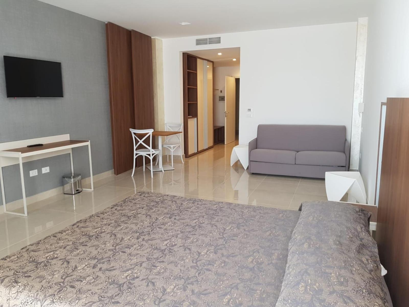 Queen Suite with Pool View and Spa Package photo 3
