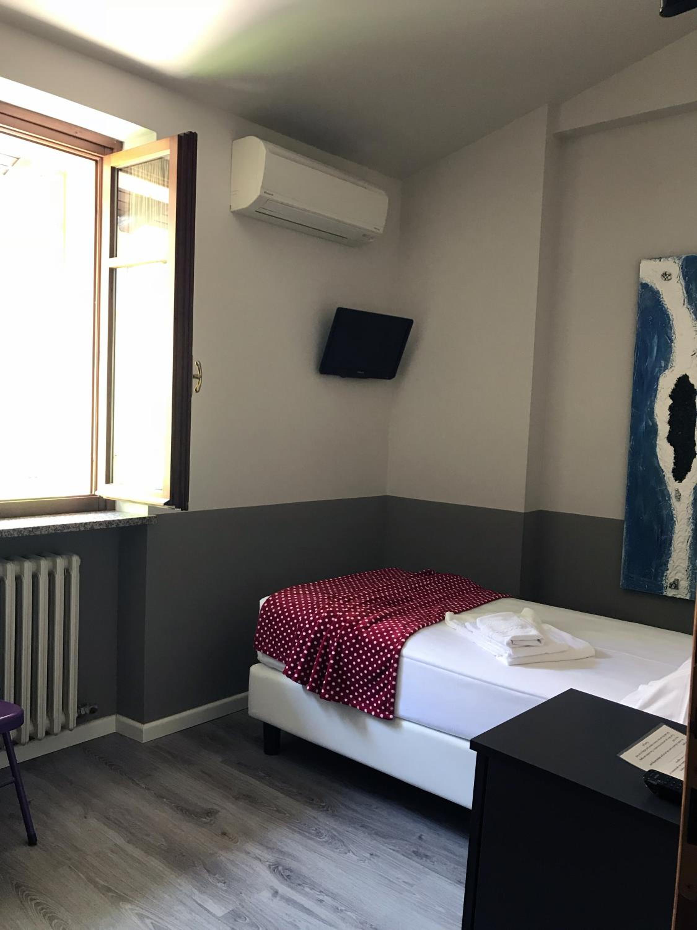 Single Room photo 2