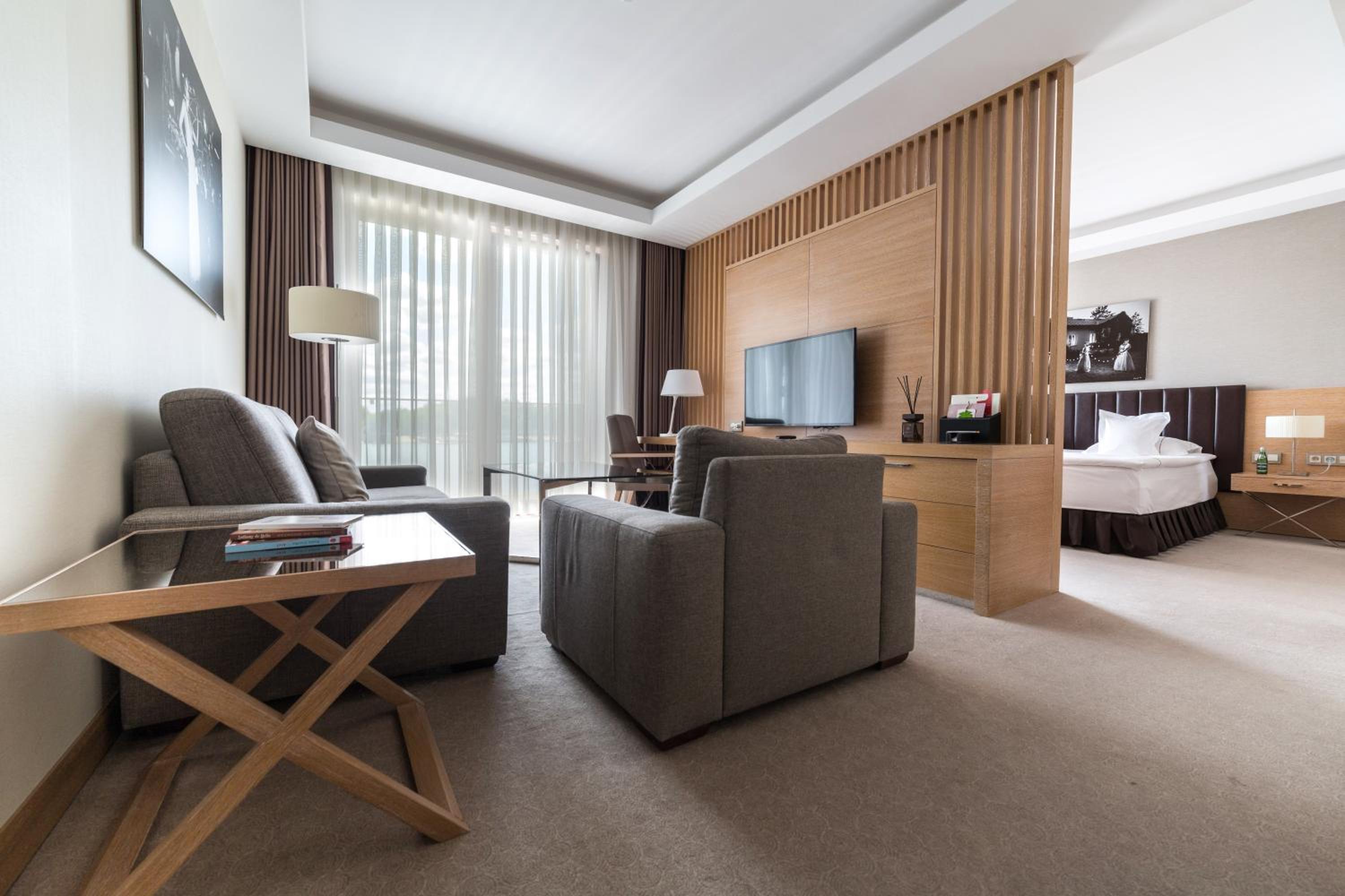 Suite with Lake View - Photo 1