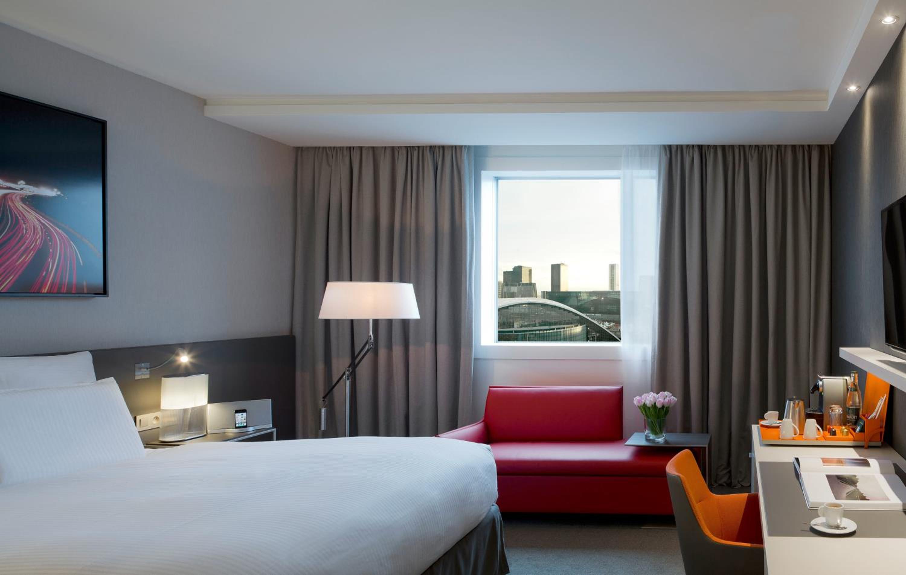 Deluxe King Room with View - Photo 9